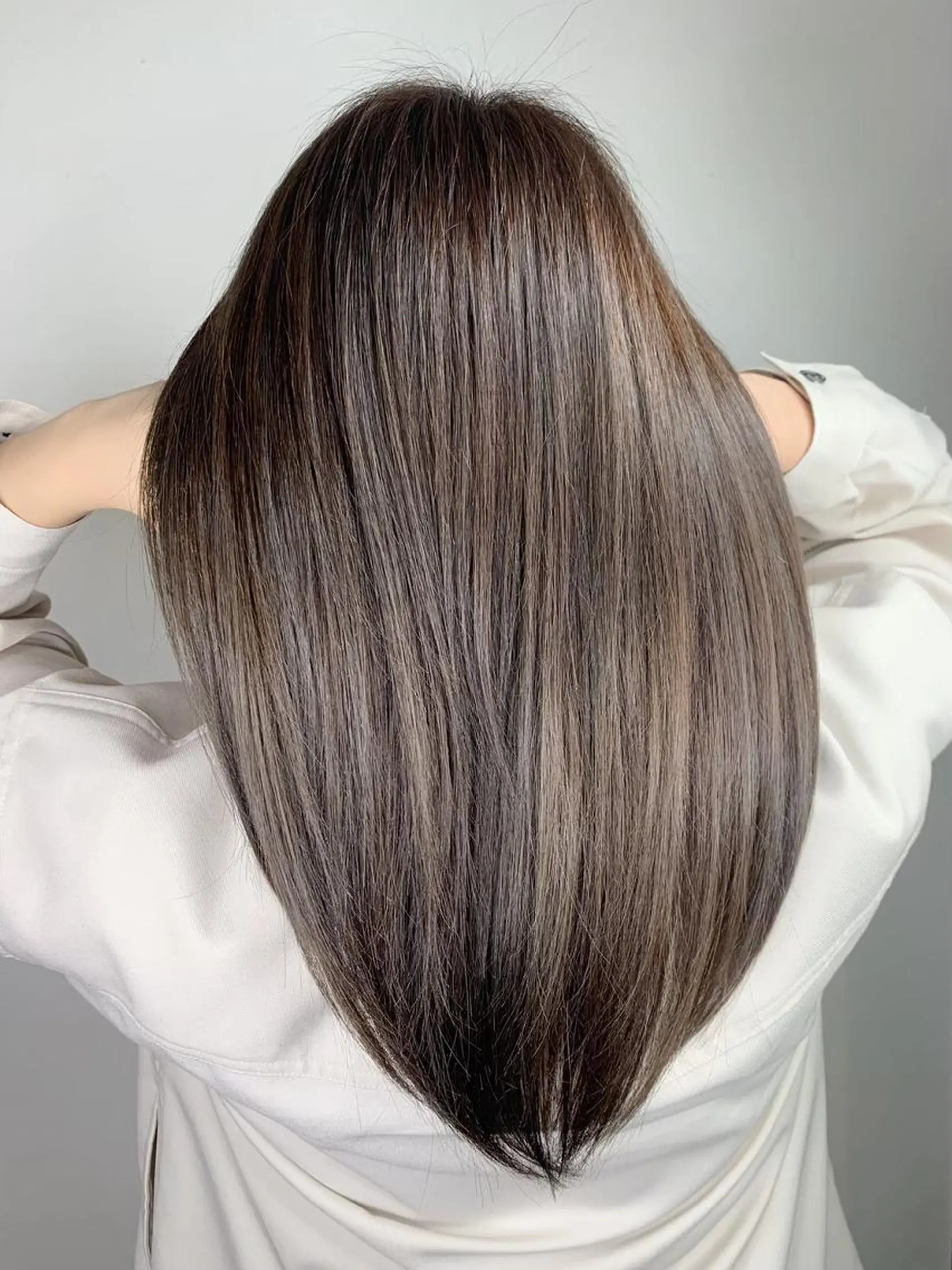 ロング ボブ 斜めバング 外国人風カラー 伸ばしかけ ハイライト ヘアカラー トリートメント ＿WHITE鳳店 アンダーバーホワイトのヘアスタイル