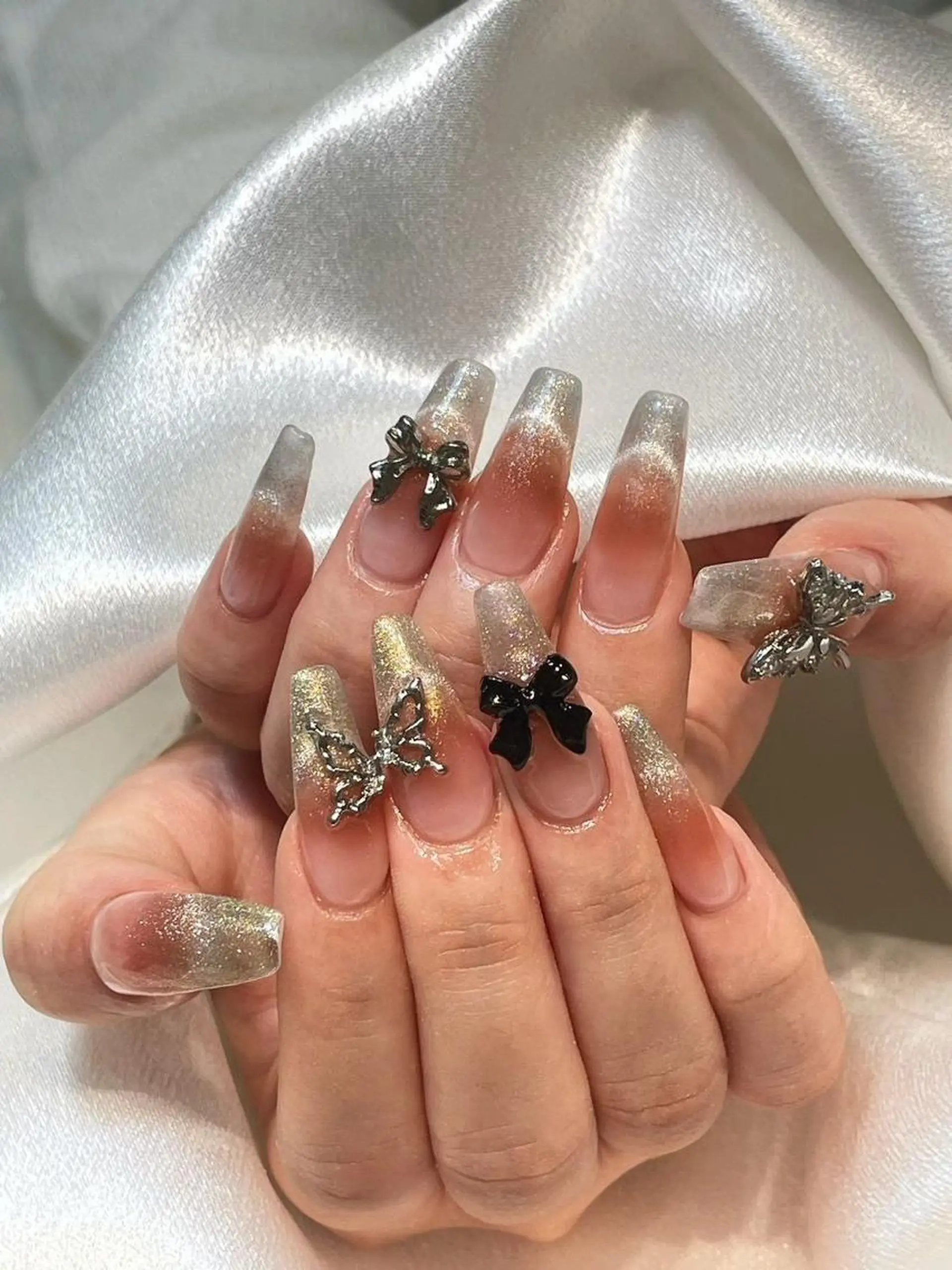 ネイル RAFFINE 月🦋🩵のネイルデザイン