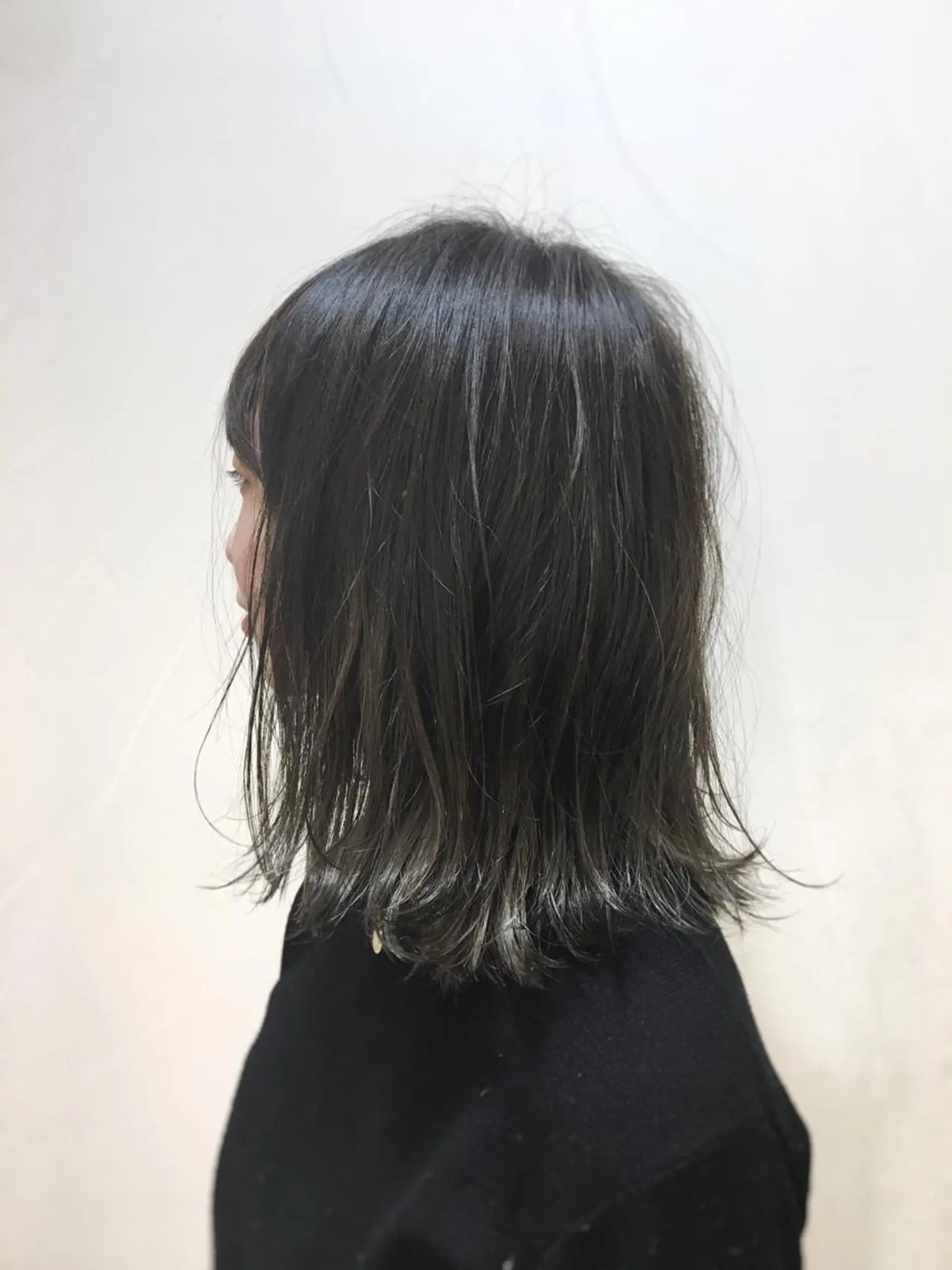 ミディアム カラー ブリーチ グレージュ カーキグレージュ ケアブリーチ 坪井佑樹のヘアスタイル