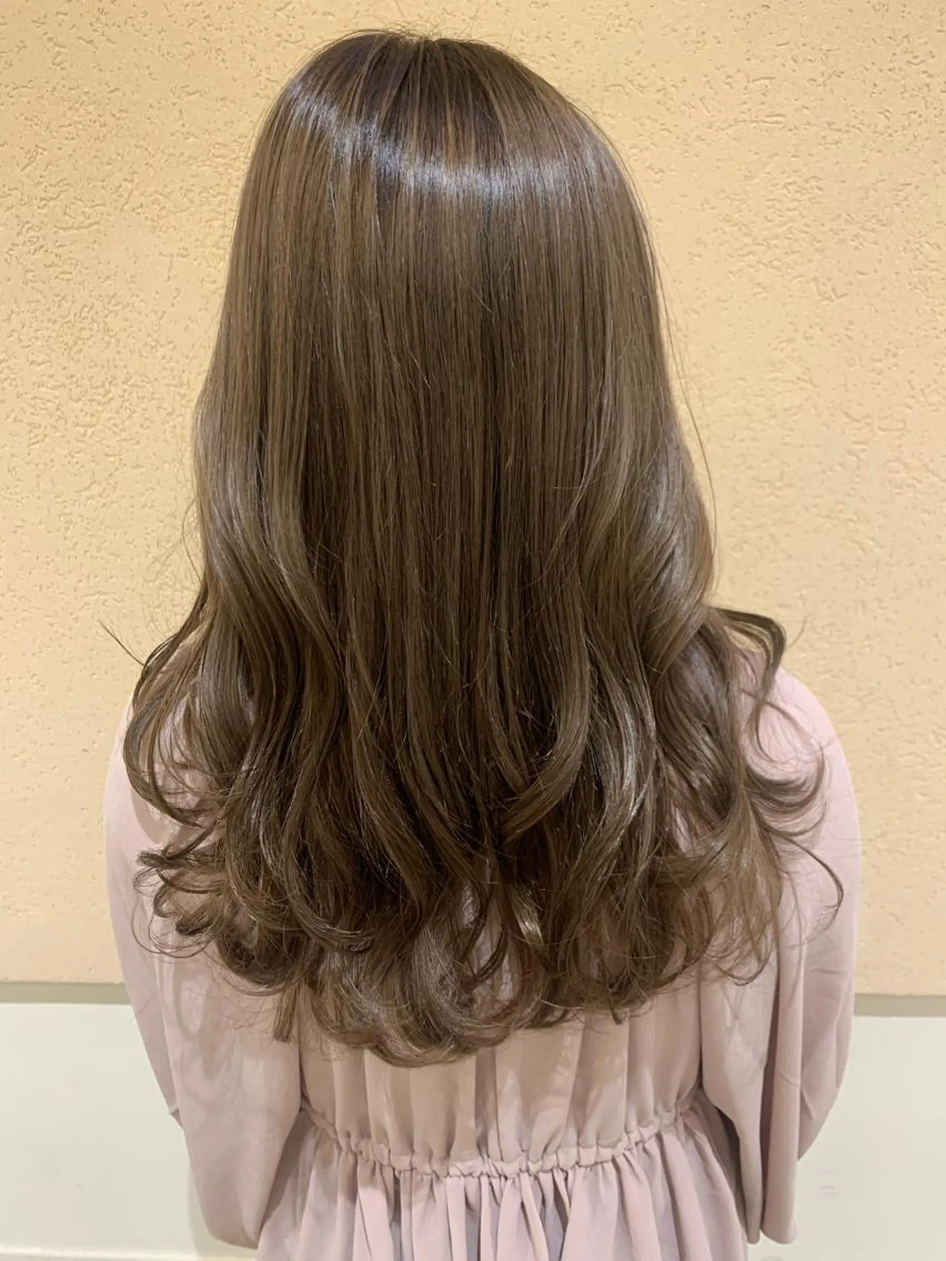 セミロング カラー ブリーチ グレージュ ミルクティーグレージュ レイヤーカット シャドールーツ美容師 篠原康太のヘアスタイル