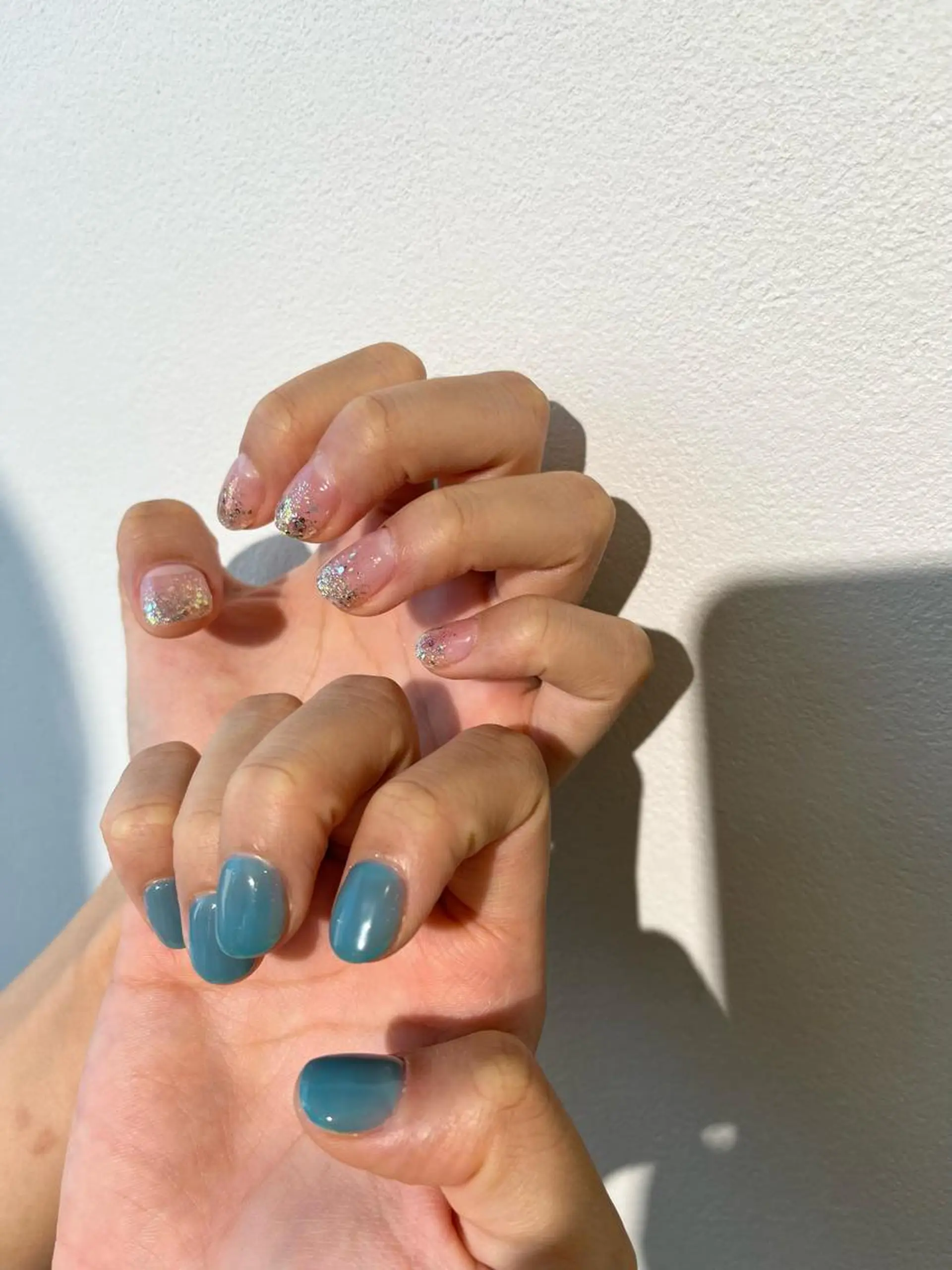 ネイル ブルー グラデーション ラメ(グリッター) ラメグラデーション 小川 奈々花のネイルデザイン