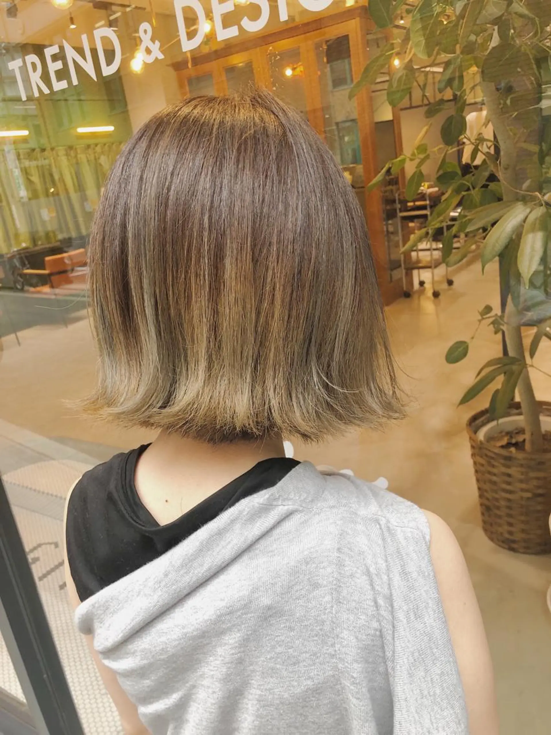 ミディアム レイヤーカット カット ヘアカラー a .のヘアスタイル