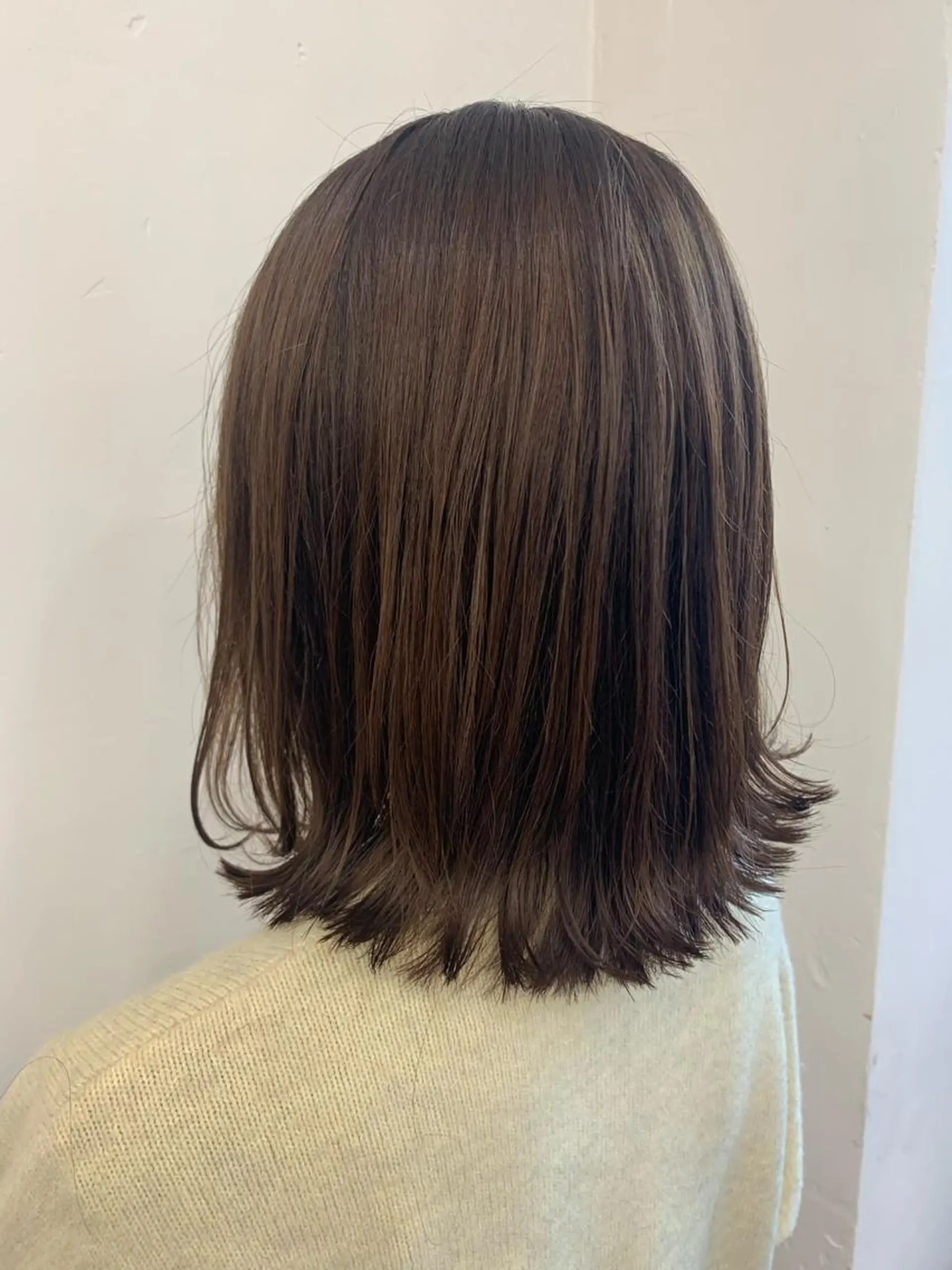 ミディアム 切りっぱなしボブ ボブ 外ハネヘア カット ヘアカラー chama レイヤーカットのヘアスタイル