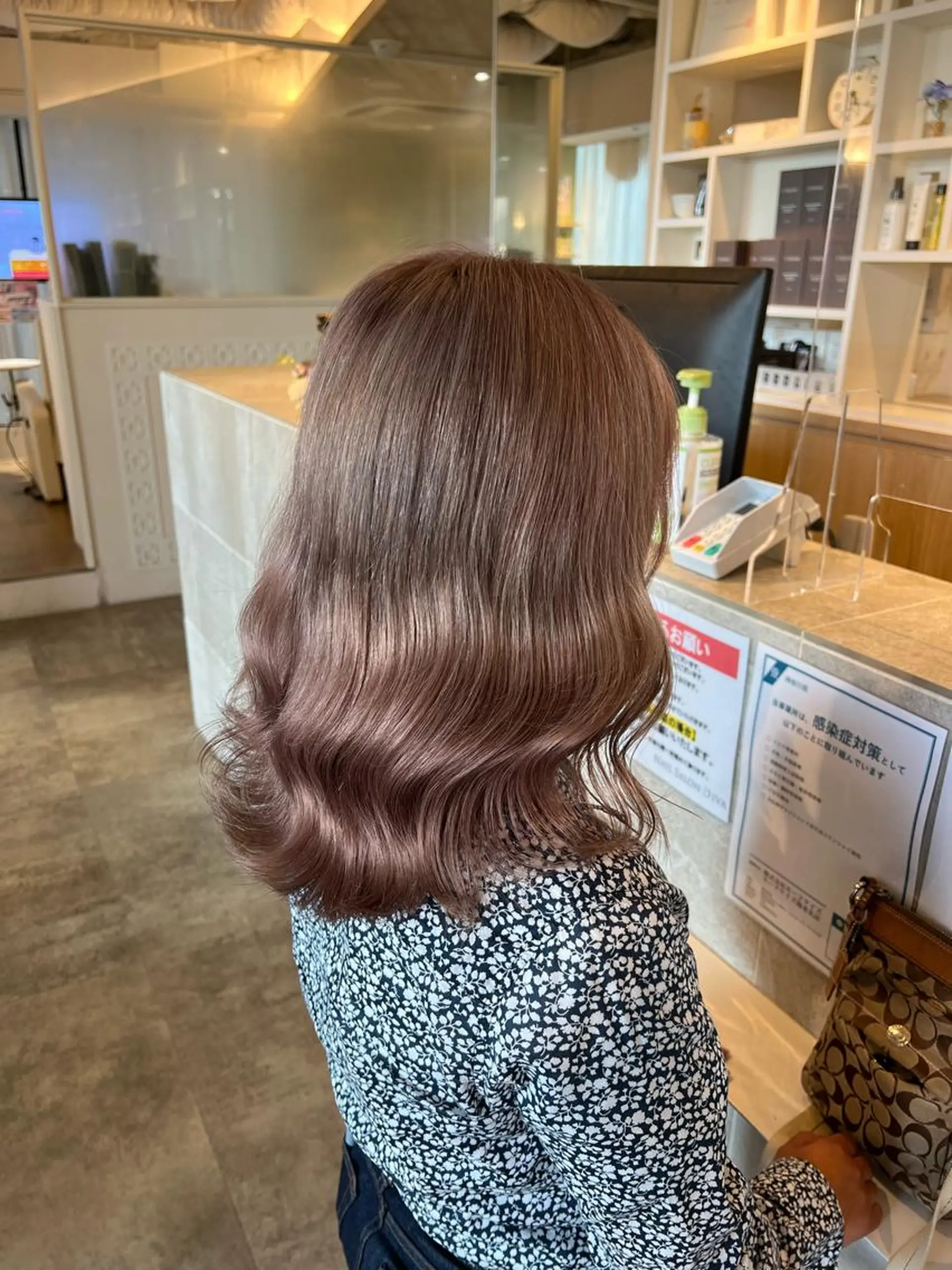 セミロング カラー ブリーチ ピンクカラー 中島 直哉のヘアスタイル