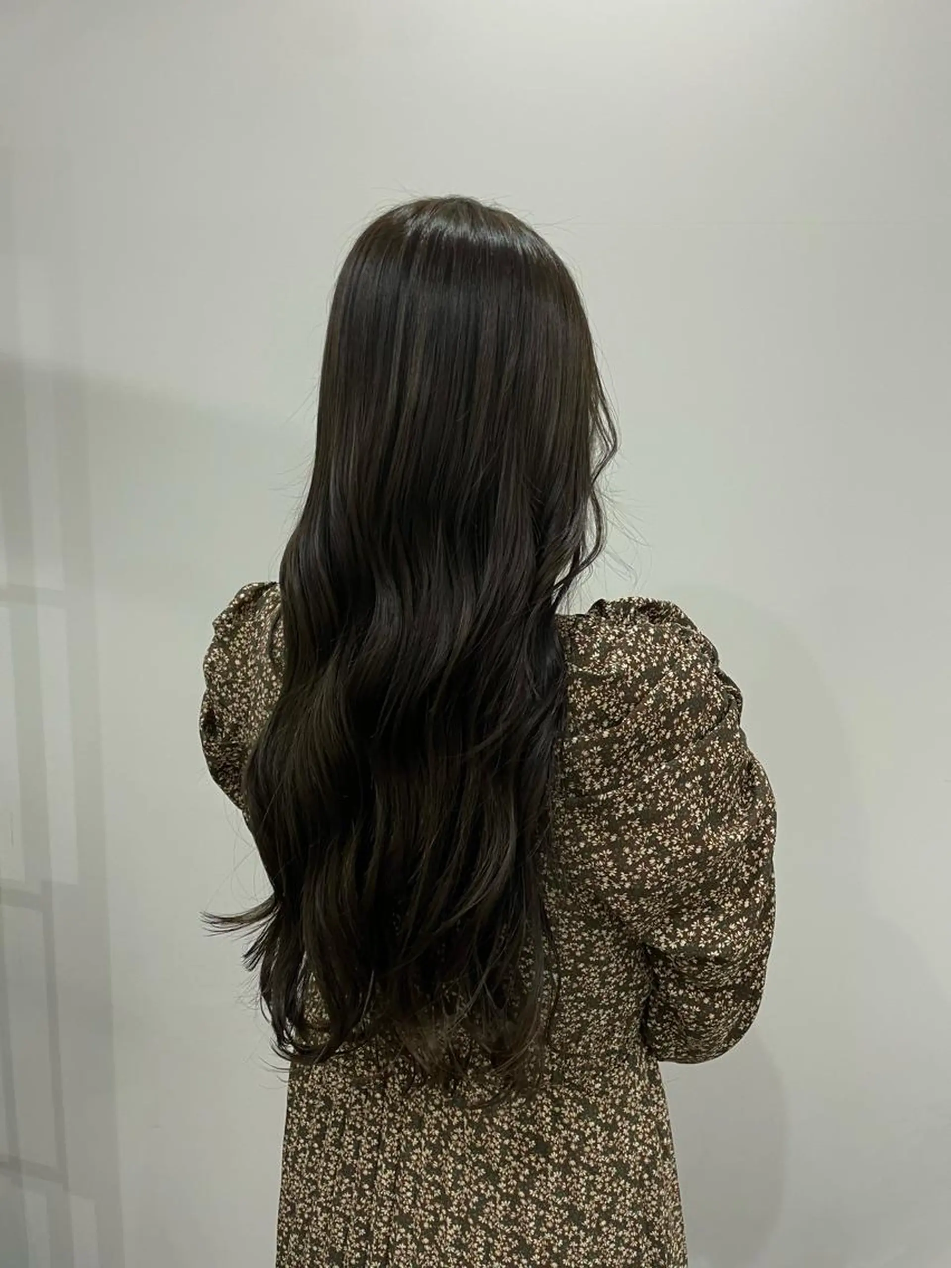 ロング カラー 透明感カラー グレージュ オリーブグレージュ オリーブグレー トリートメント カット ヘアカラー トリートメント ニシザカ マナのヘアスタイル