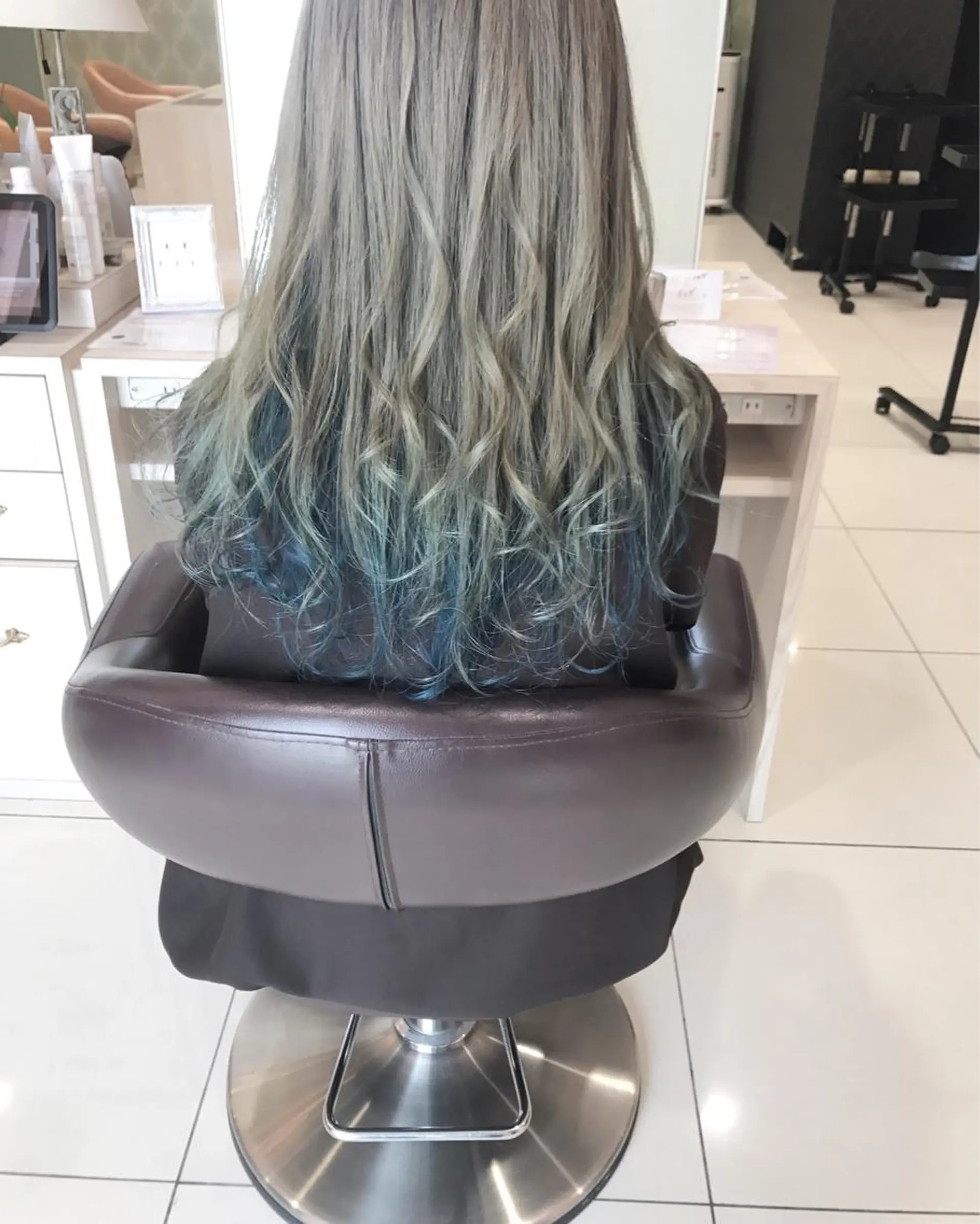 セミロング カラー ブルーカラー ブルージュ ヘアカラー トリートメント 豊田 恭平のヘアスタイル