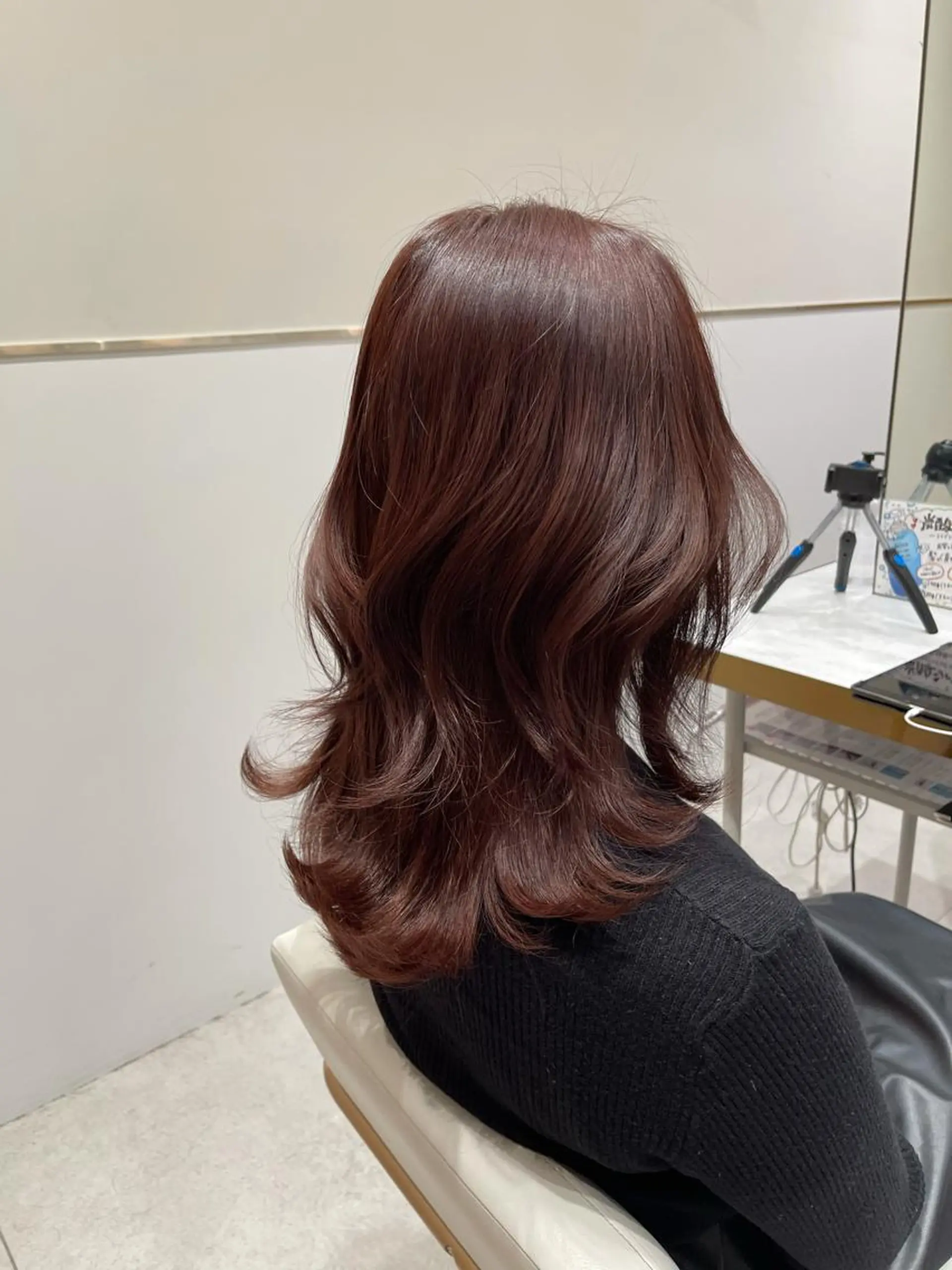 ミディアム くびれヘア かきあげバング 似合わせカット 小顔カット ワンホンヘア カット ヘアカラー トリートメント ボブパーマ ウルフパーマのヘアスタイル