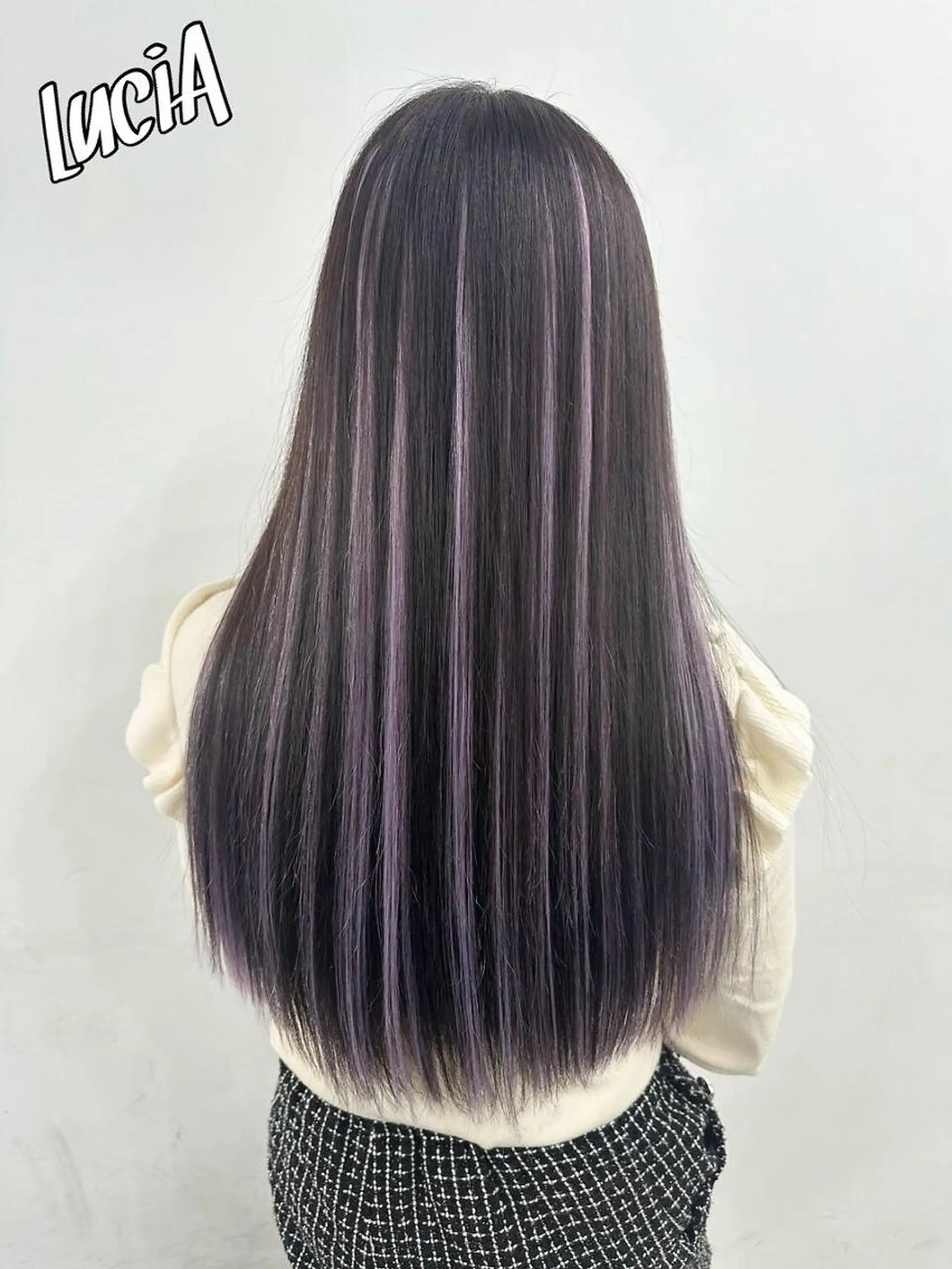ロング カラー シールエクステ 黒髪 ブリーチ ダブルカラー ハイトーンカラー LuciAエクステ カラー2500セラのヘアスタイル
