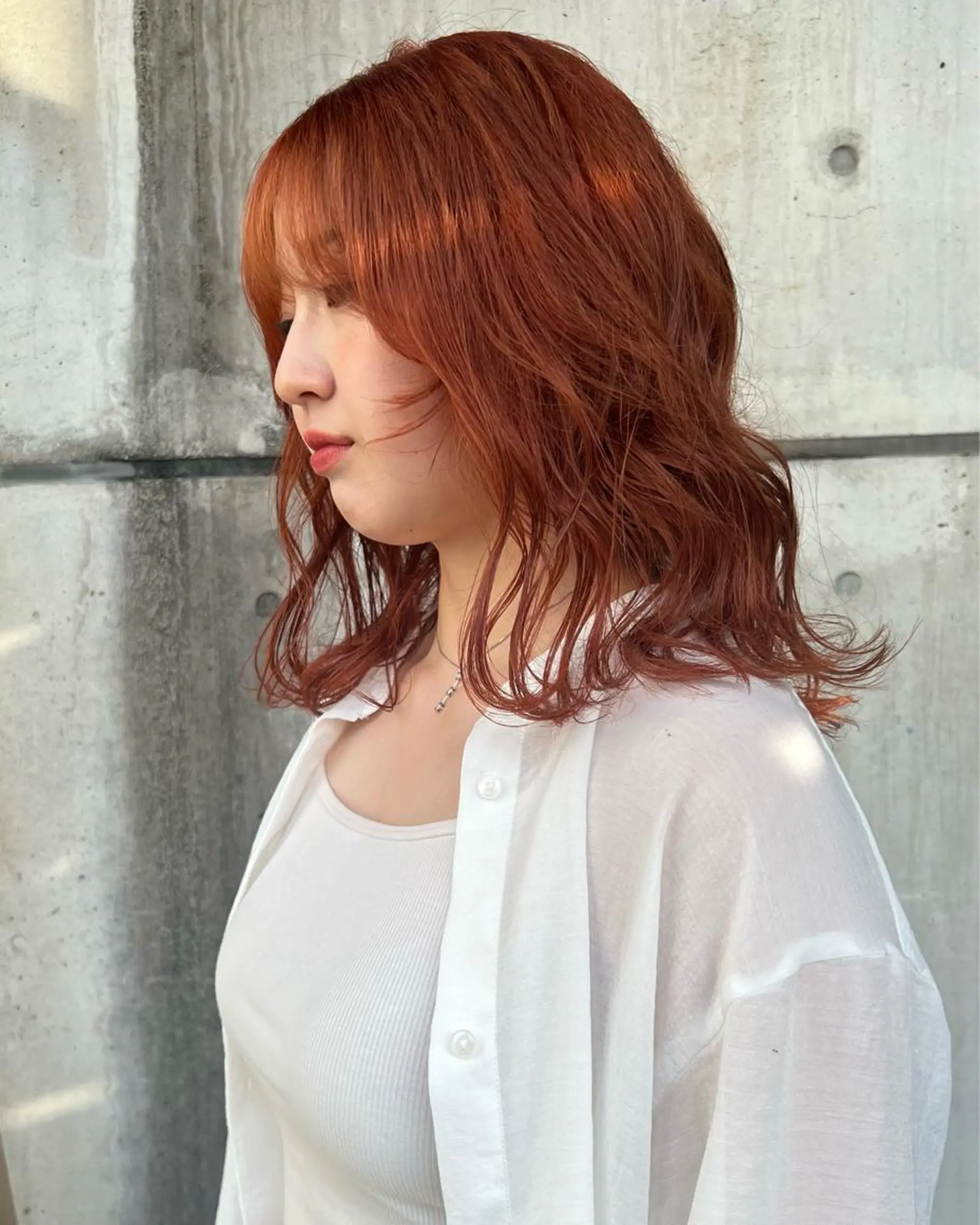 セミロング カラー ブリーチ オレンジ RAIMA ハイトーン/ベージュのヘアスタイル