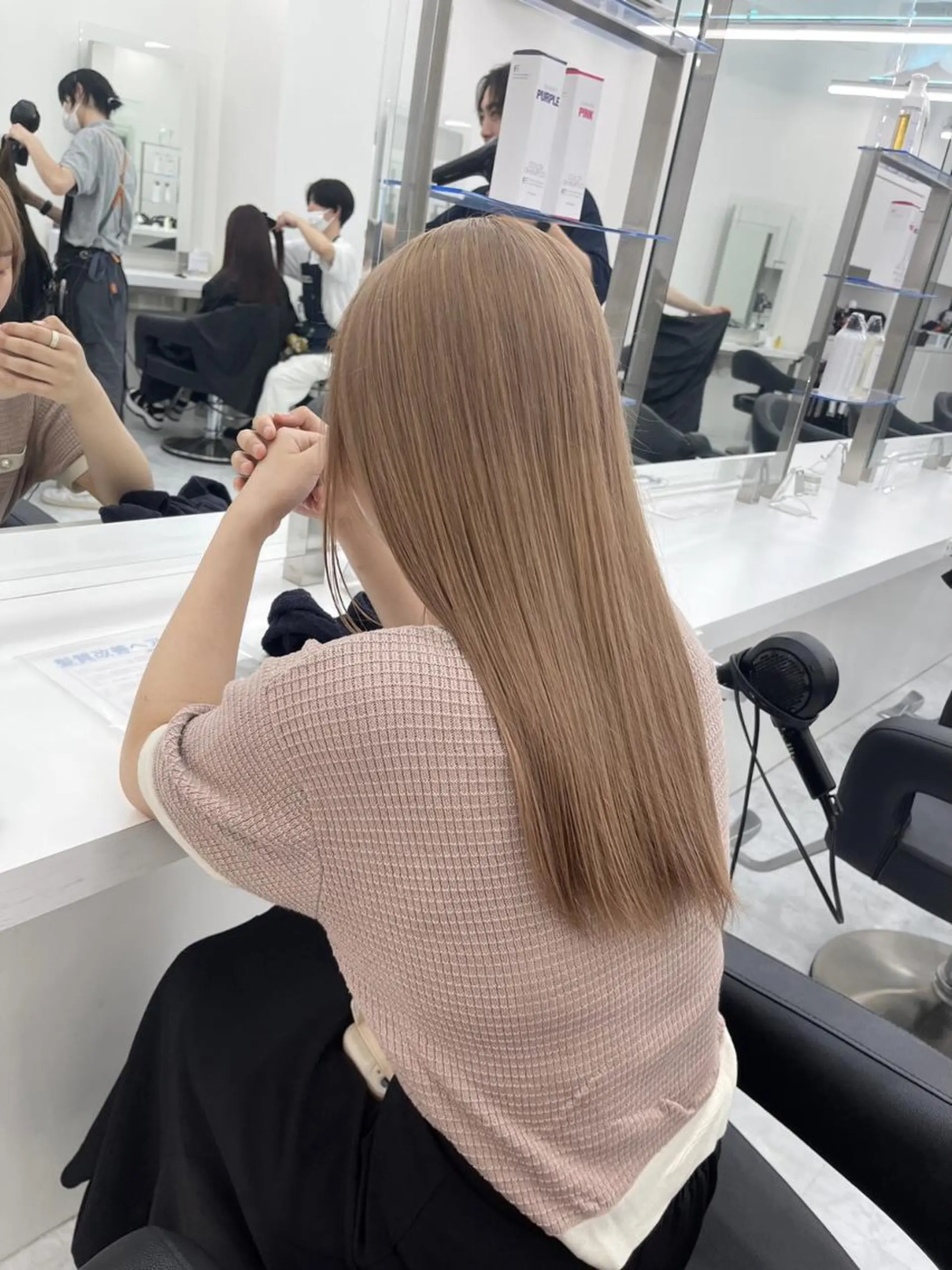 カラー セミロング ヘアカラー 艶感ミルクティー🤍 色落ち綺麗🤍ともやのヘアスタイル