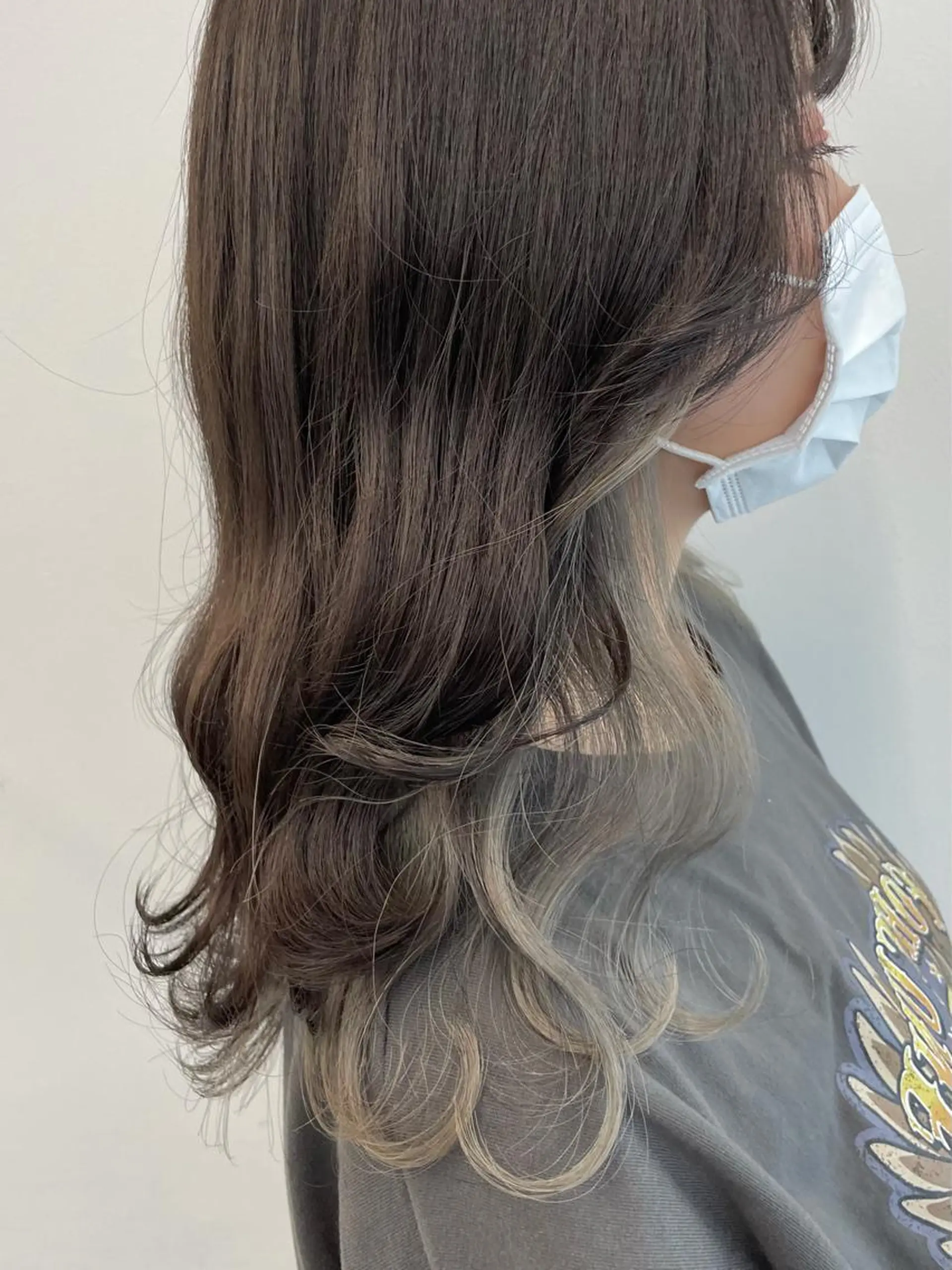 セミロング カラー ヘアアレンジ ブリーチ イヤリングカラー シルバー ヘアカラー トリートメント 🦄インナーカラー 🦄貫井彩花のヘアスタイル