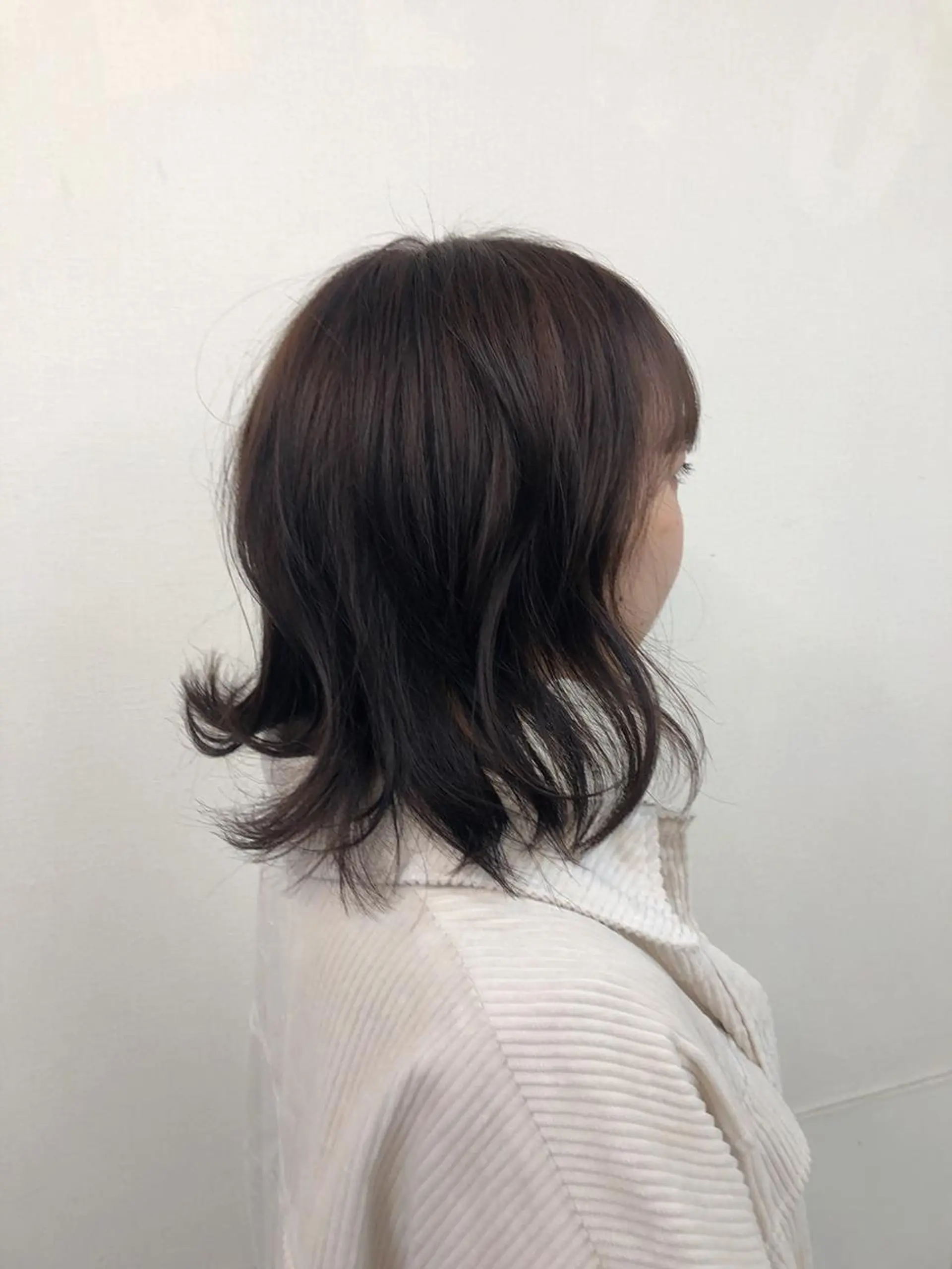 セミロング カラー ボブ 外ハネヘア 崎山 瑠依のヘアスタイル