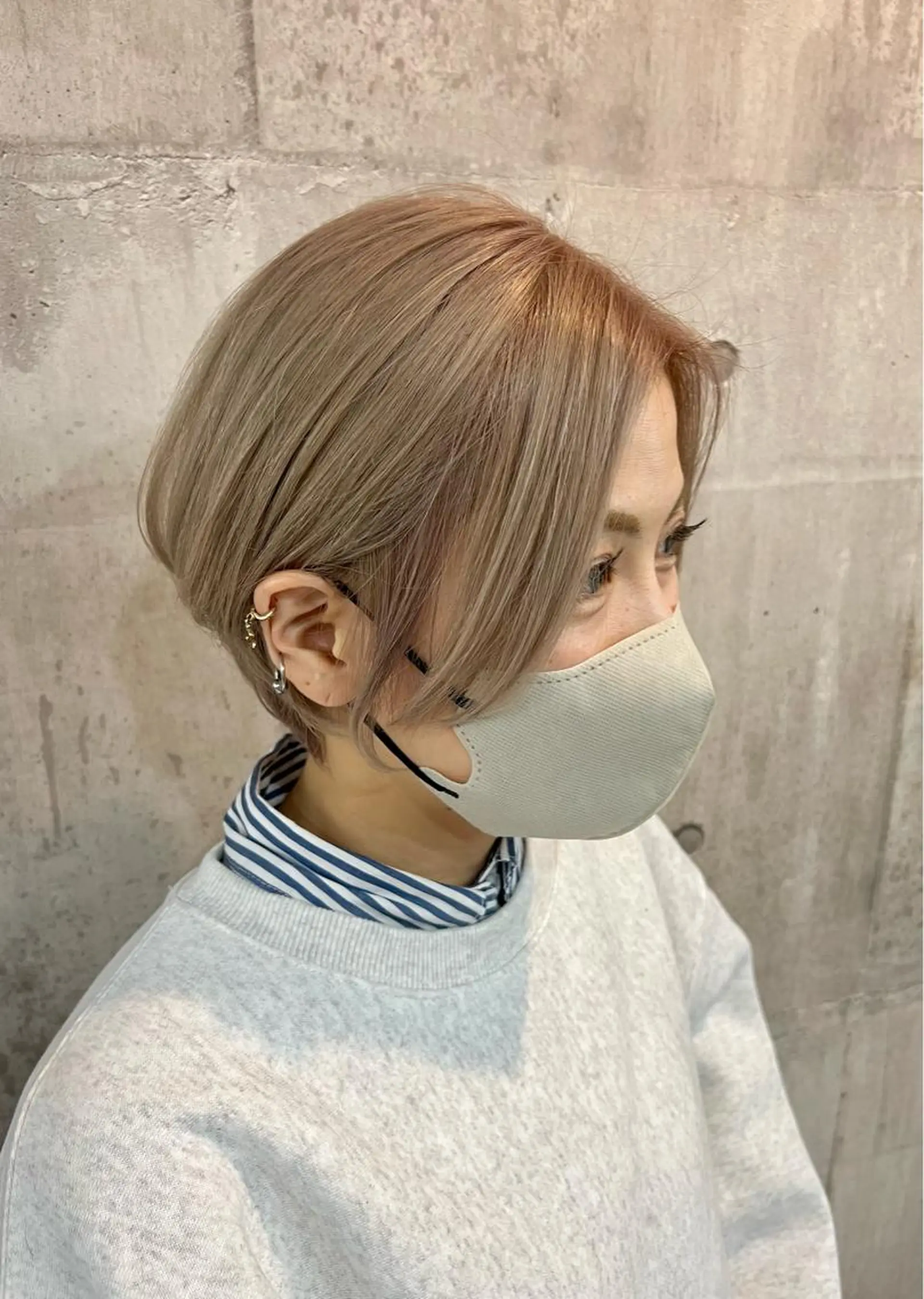 ショート カラー ベージュカラー ブリーチ ハイトーンカラー ホワイトベージュ ショートヘア カット レイヤー/韓国 ハイトーン興津史弥のヘアスタイル