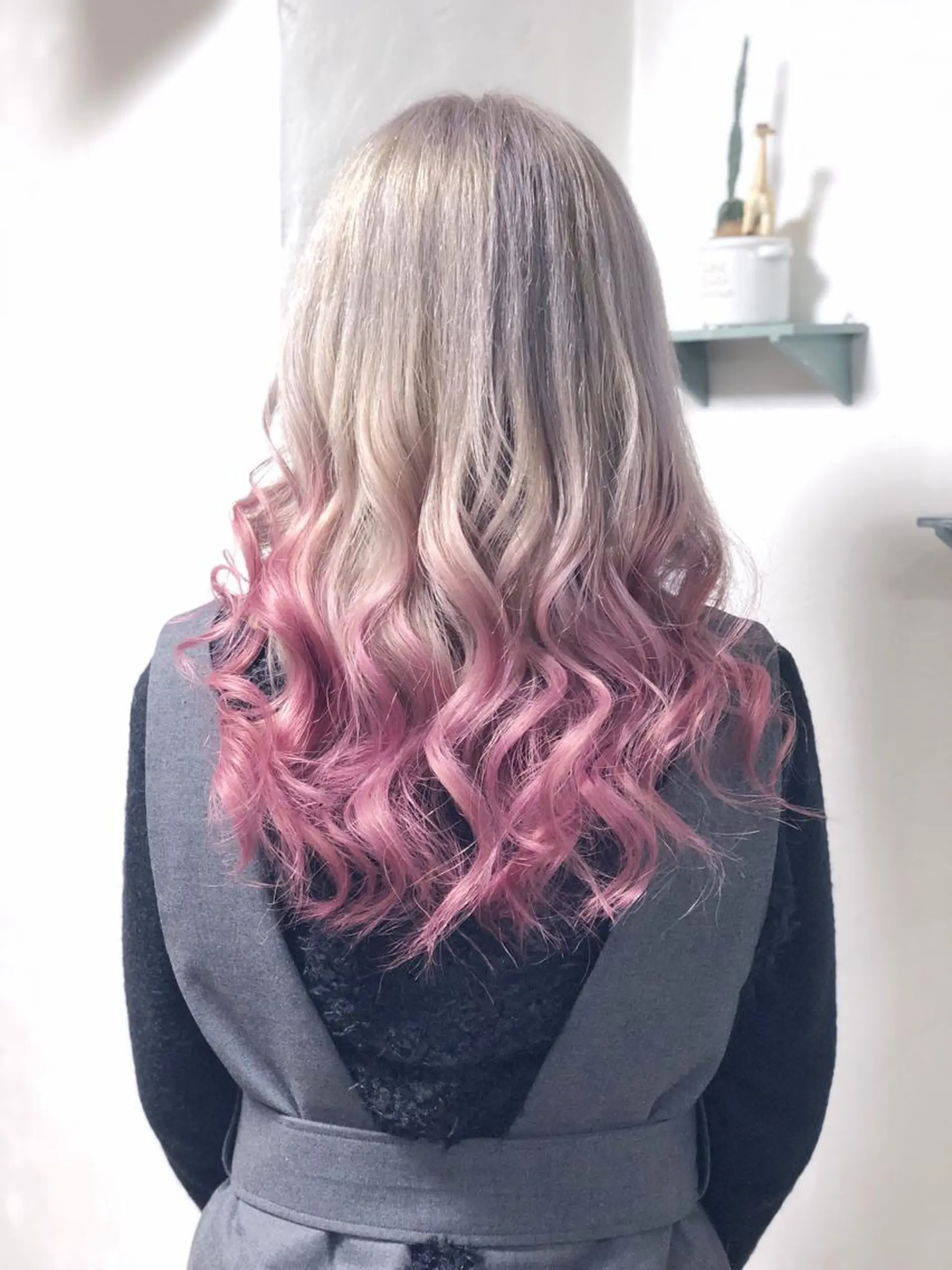 ロング カラー パーマ ヘアアレンジ アッシュ バレイヤージュ グラデーションカラー ミルクティーアッシュ ピンクカラー 推し活専用 【派手髪】飯野ゆかりのヘアスタイル