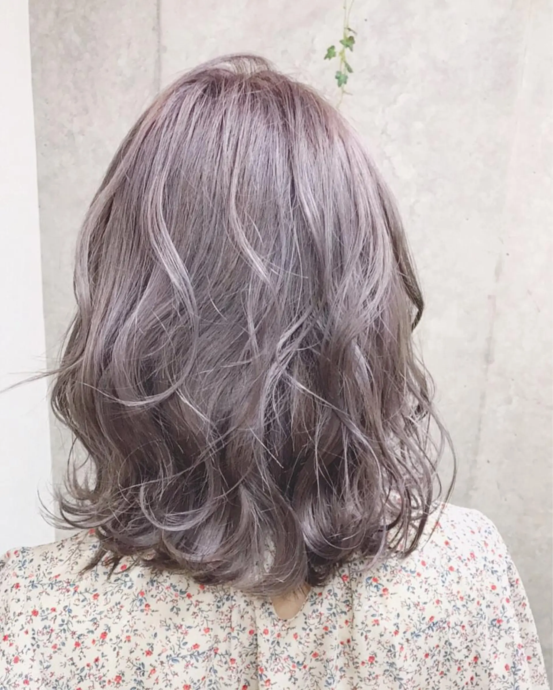 ミディアム カラー アッシュ ラベンダーカラー ラベンダーアッシュ 及川 光のヘアスタイル