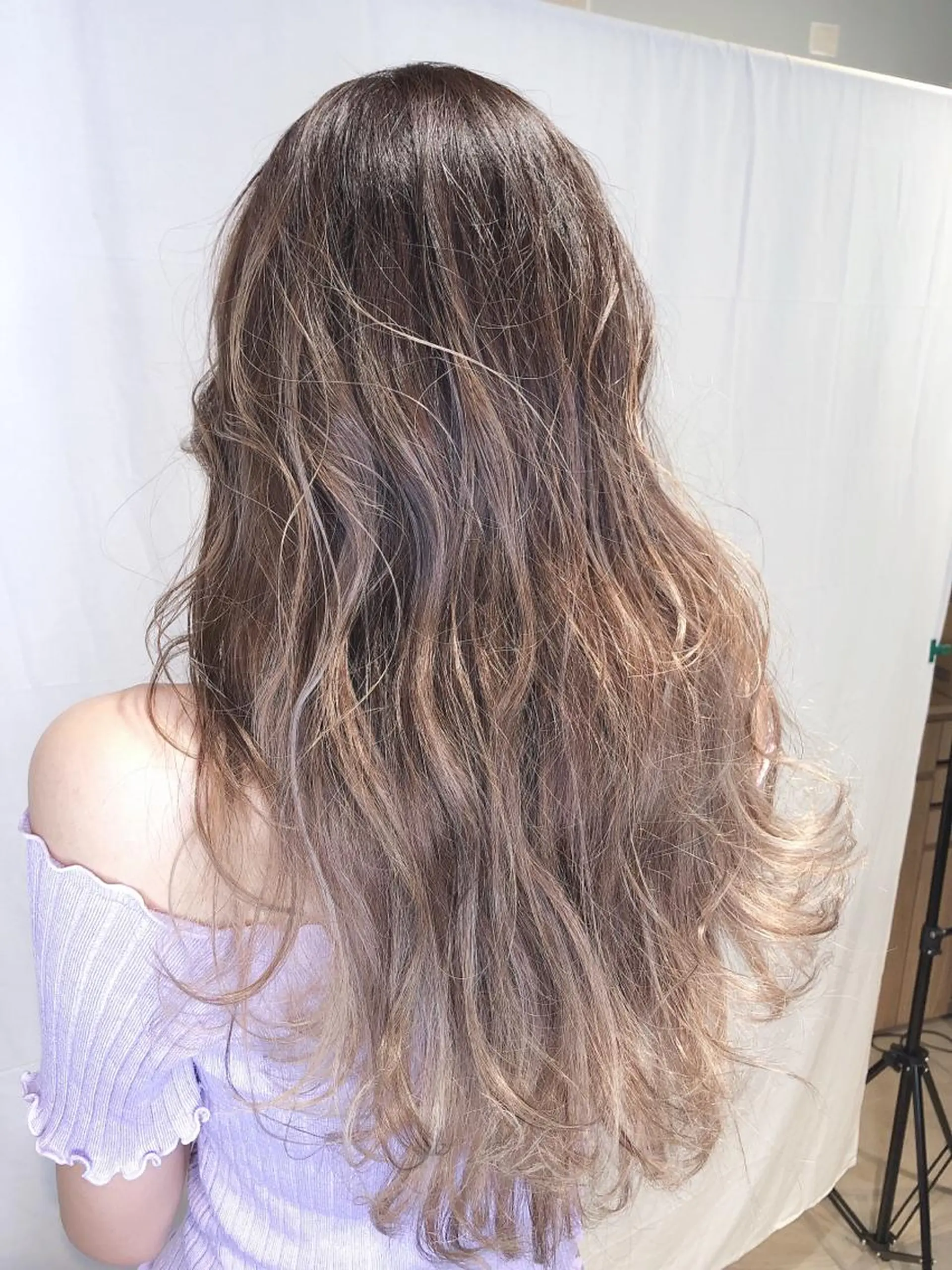 ロング カラー バレイヤージュ ベージュカラー ハイライトカラー ミルクティーベージュ ハイライト ヘアカラー トリートメント 田中 アキオのヘアスタイル