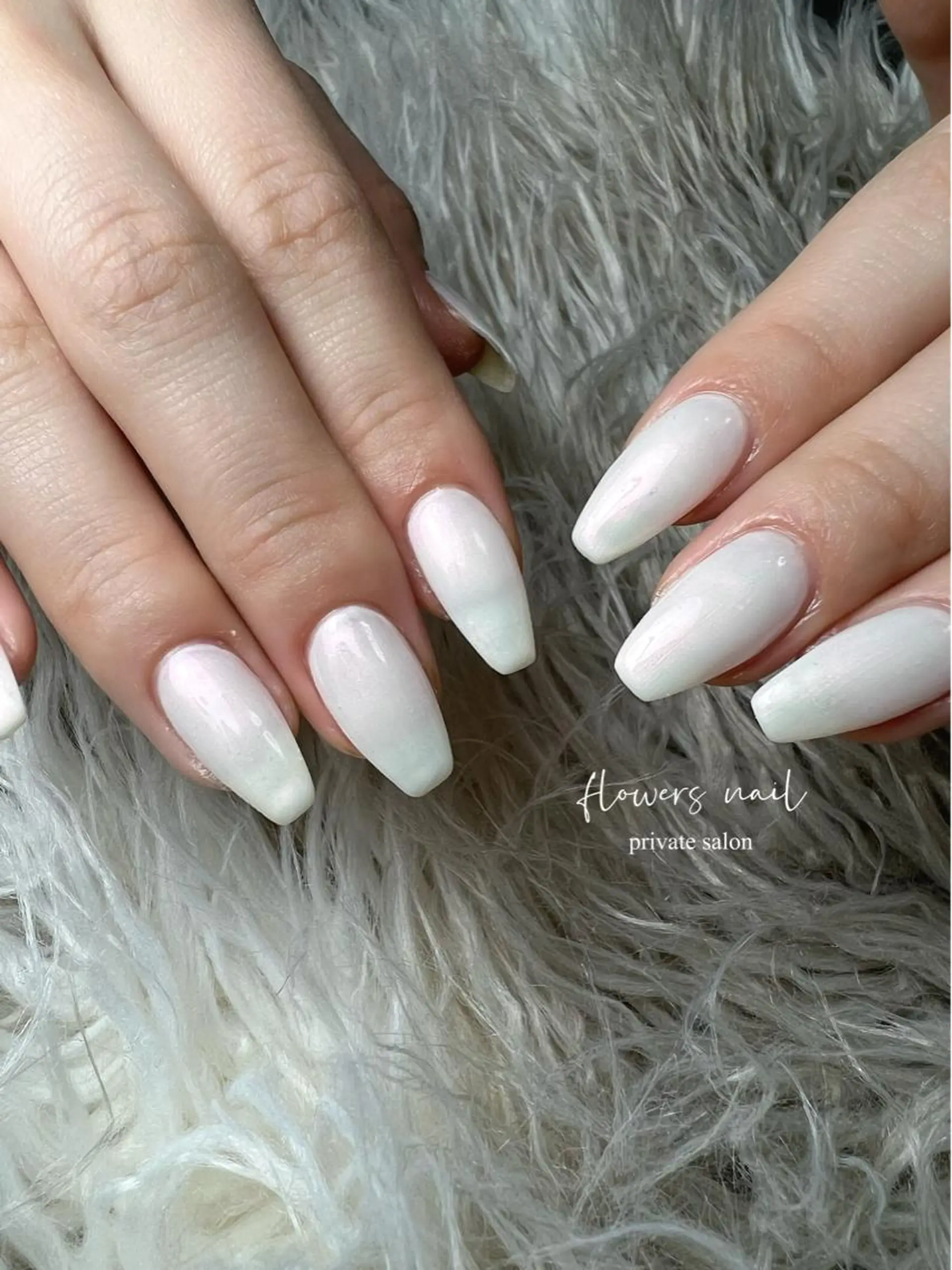 ネイル ジェルネイル 持ち込み ワンカラーネイル パラジェル ホワイト flowers nailのネイルデザイン