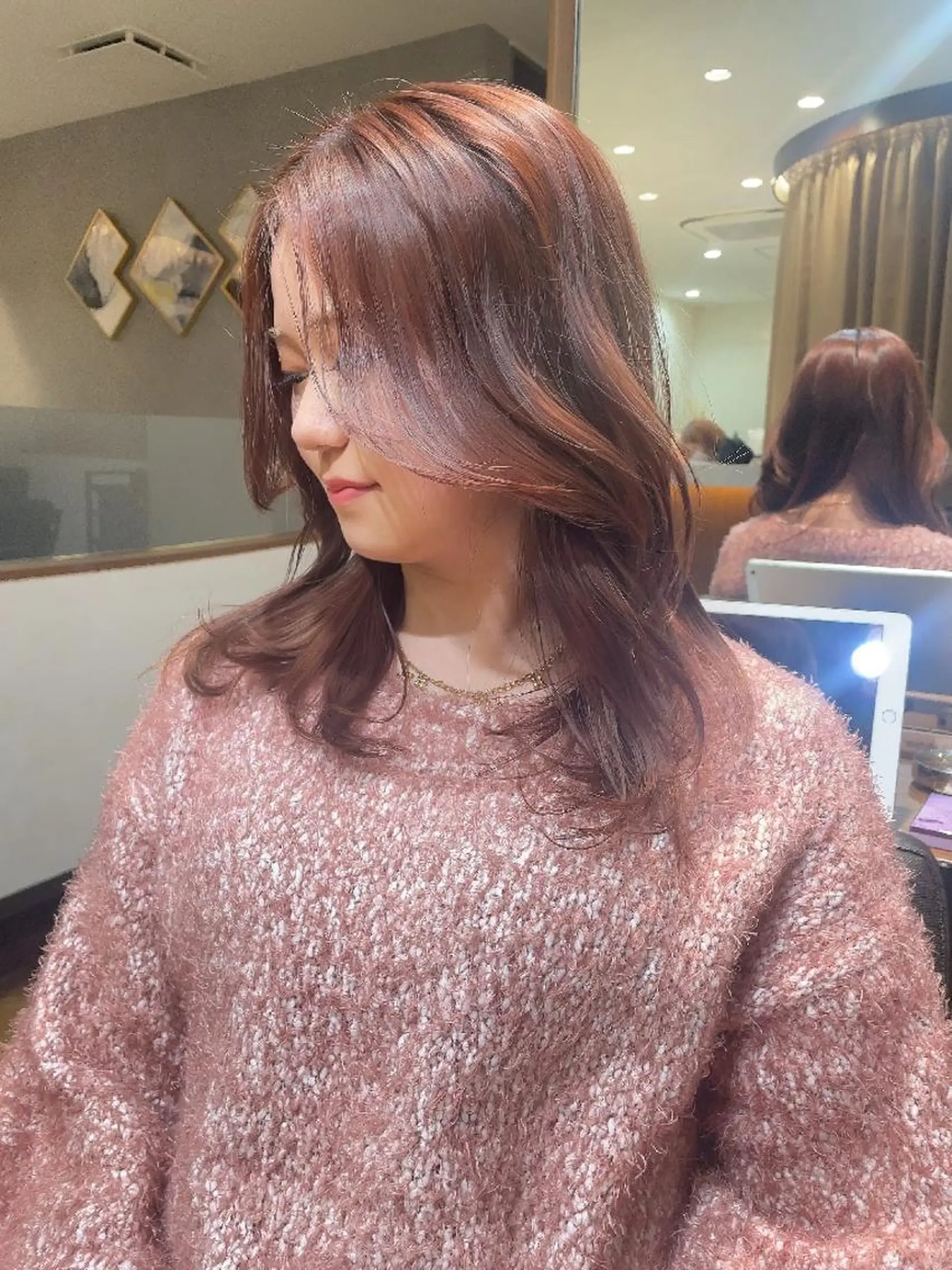 セミロング ロンド　ウル所属・レイヤー/縮毛矯正⭐ 特化美容師のヘアスタイル