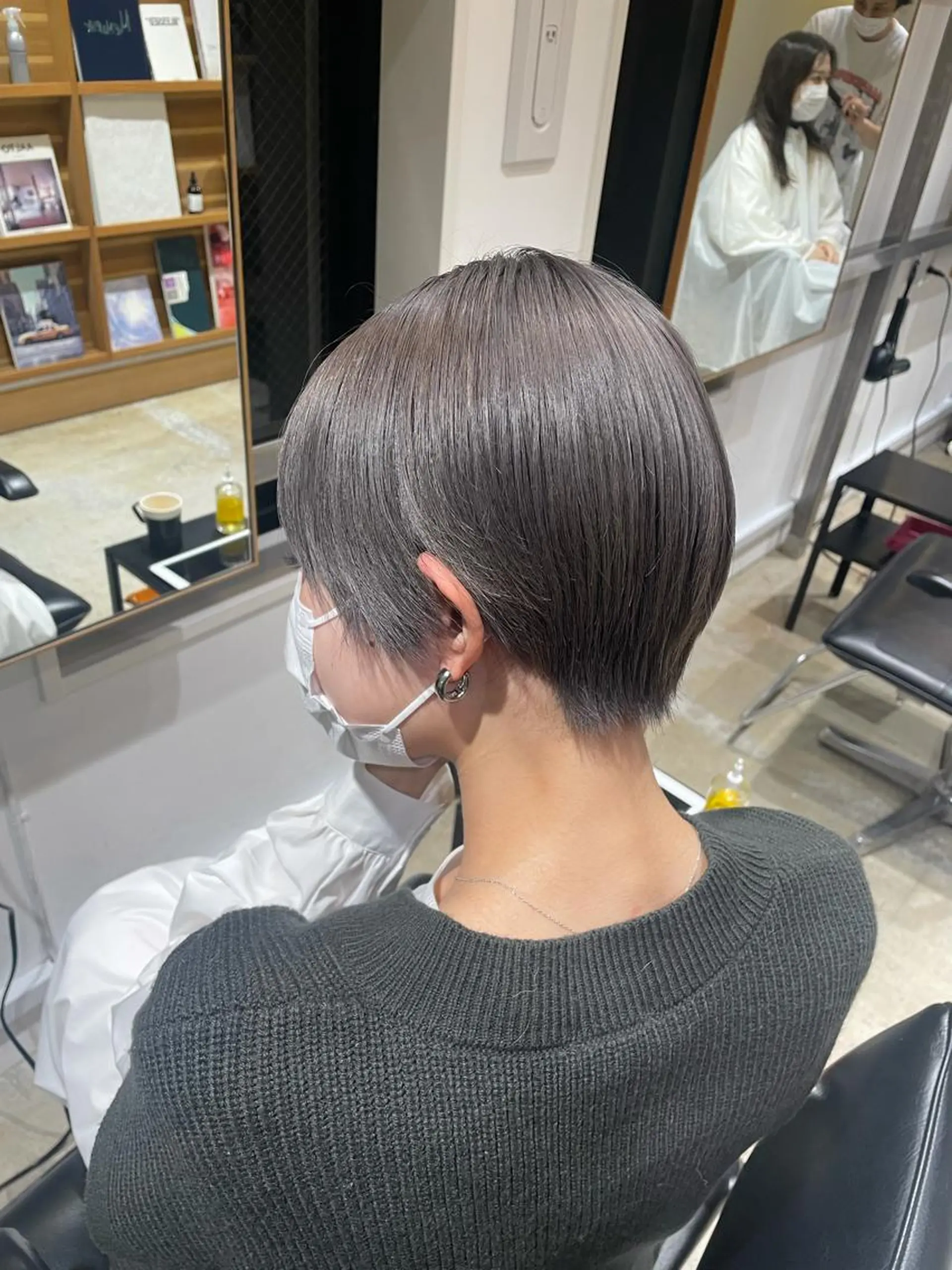 ショート カラー アッシュ ブリーチ ハイトーンカラー シルバー シルバーアッシュ 韓国🇰🇷透明感 ERIのヘアスタイル