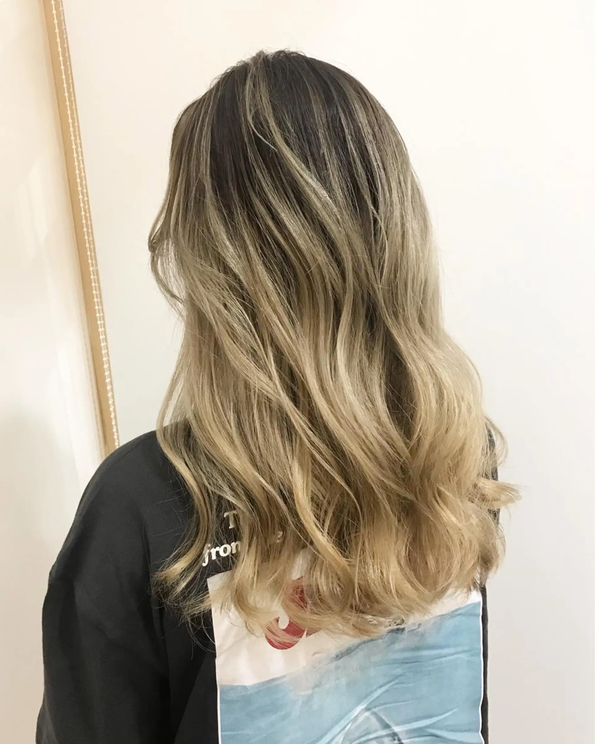 ロング ハルカ/透け感カラー /顔周りレイヤーのヘアスタイル
