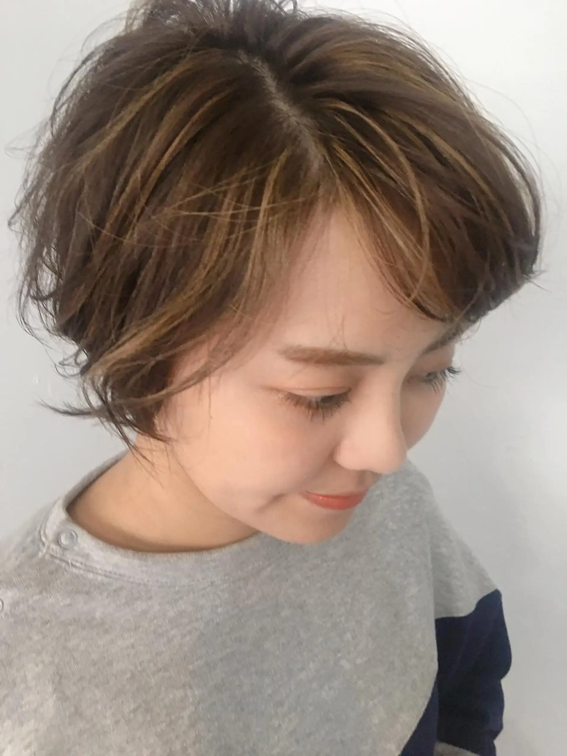 カラー ハイライトカラー nuu所属・💜ショート💜 ウルフ、ボブ二色亜美のヘアスタイル