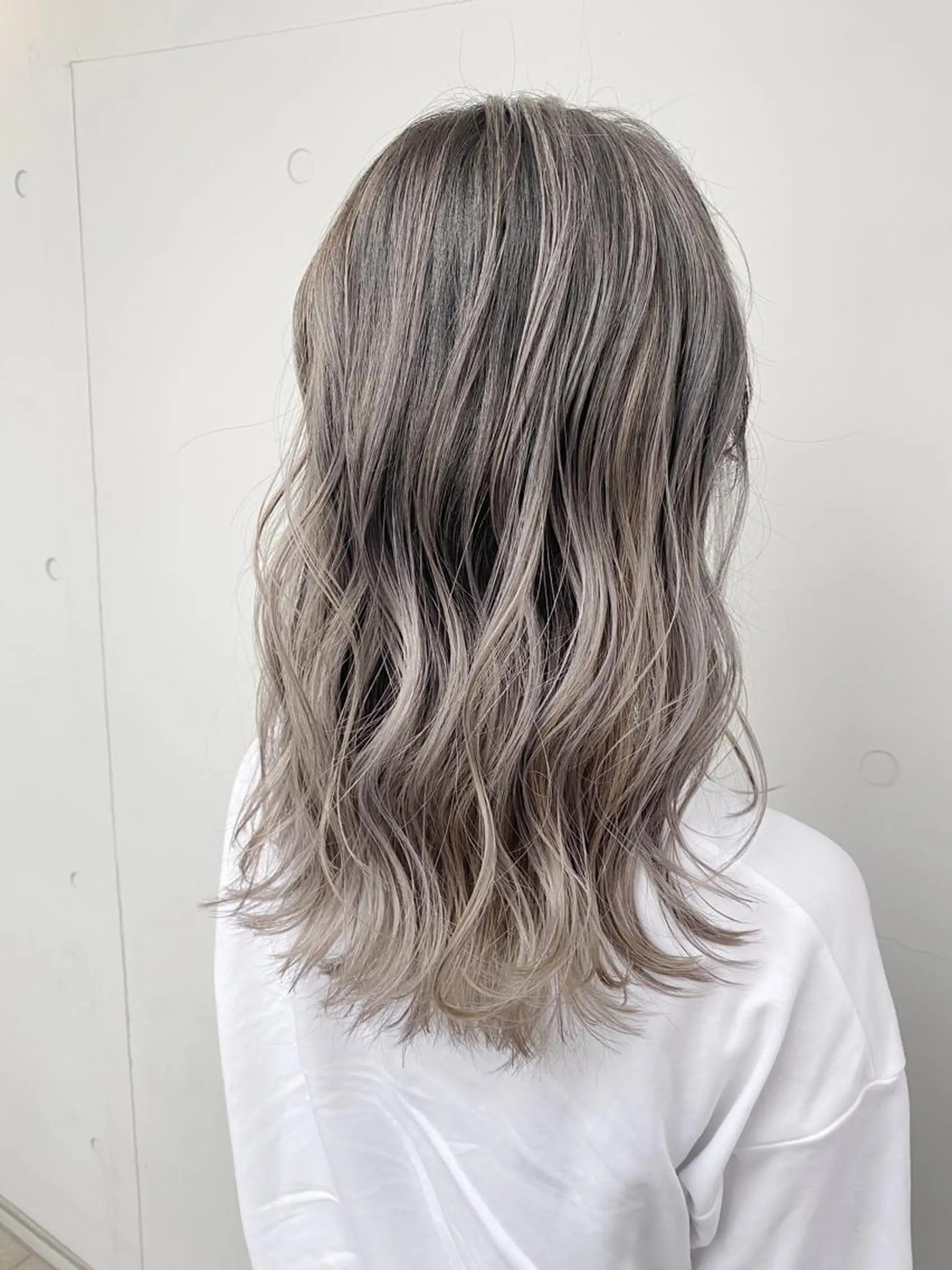 セミロング カラー ヘアアレンジ アディクシーカラー アッシュ バレイヤージュ ブリーチ ケアブリーチ ヘアカラー ✨ハイクオリティ✨ 山本香也のヘアスタイル