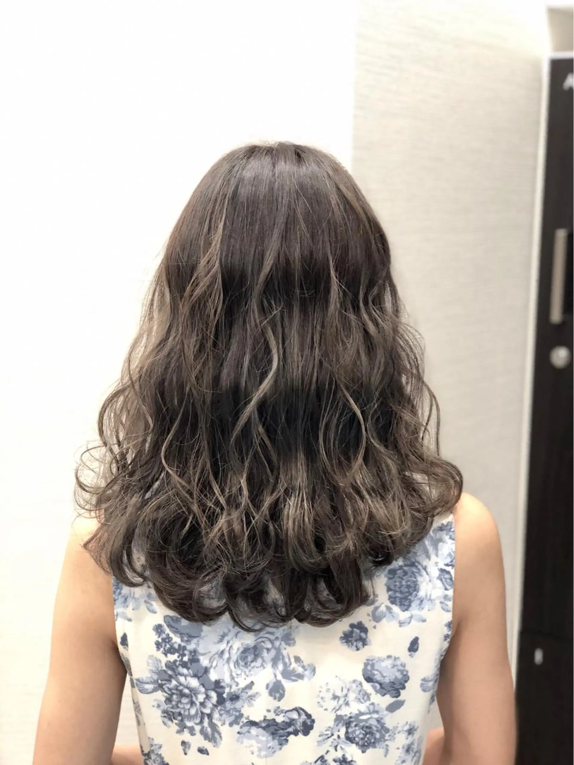 セミロング カラー ハイライトカラー イルミナカラー ハイライト 小島 仁美のヘアスタイル
