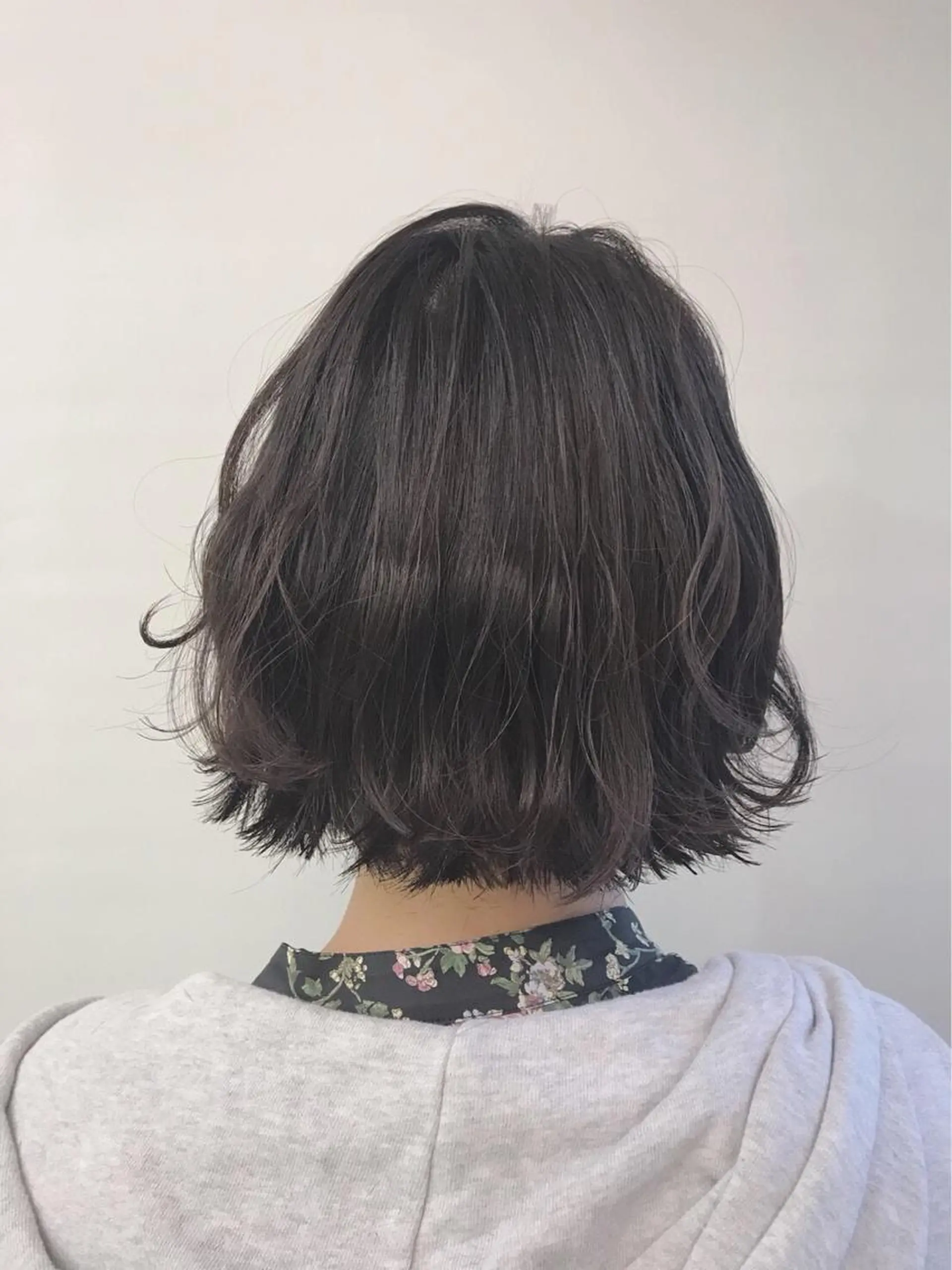 ショート カラー アッシュ 透明感カラー ラベンダーカラー ラベンダーアッシュ カット ヘアカラー 縮毛矯正 トリートメント ぱつっとボブ/ 小野あかねのヘアスタイル