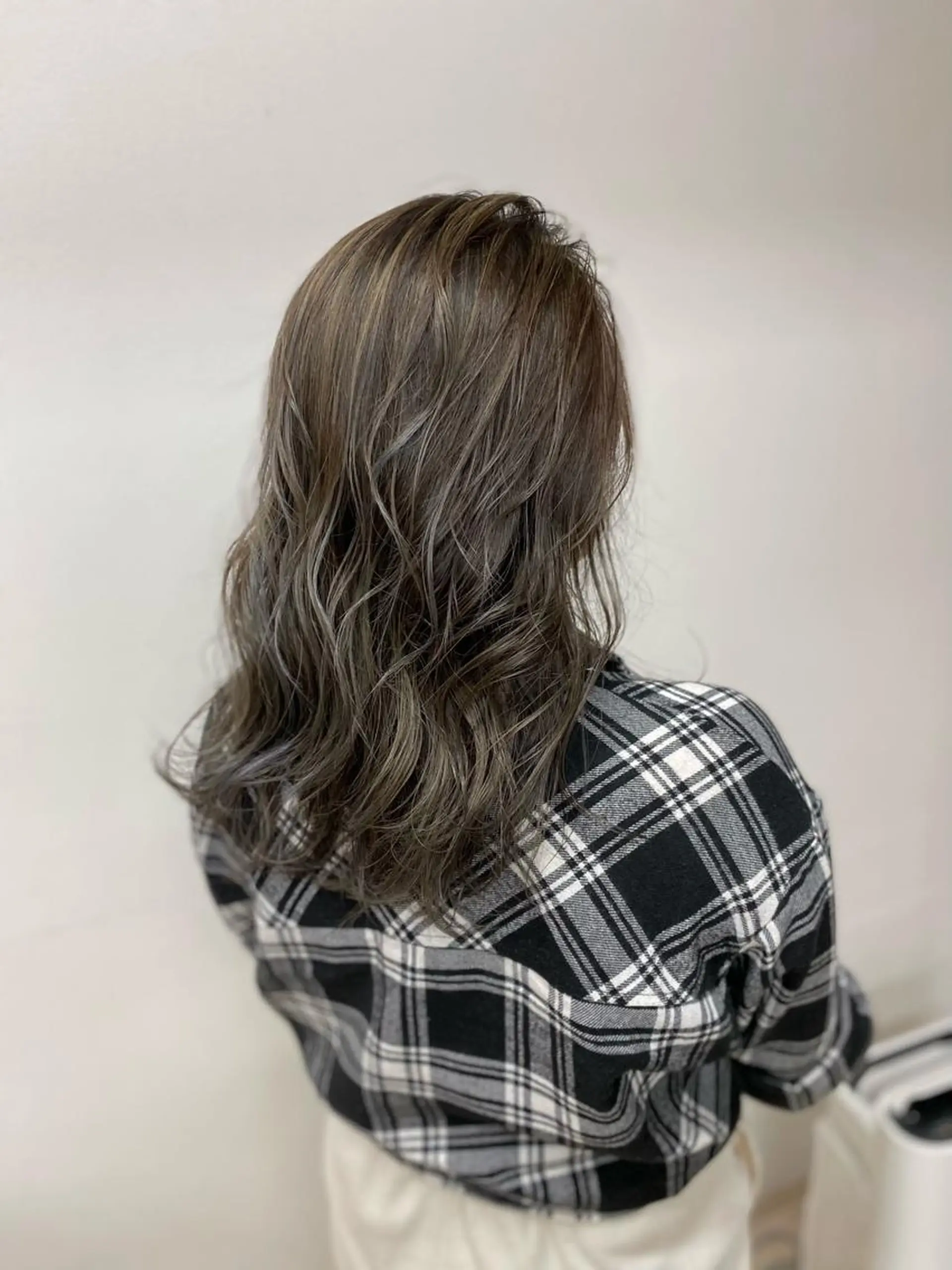 セミロング カラー ヘアカラー AKI💛 すみれの眉毛・アイブロウイメージ