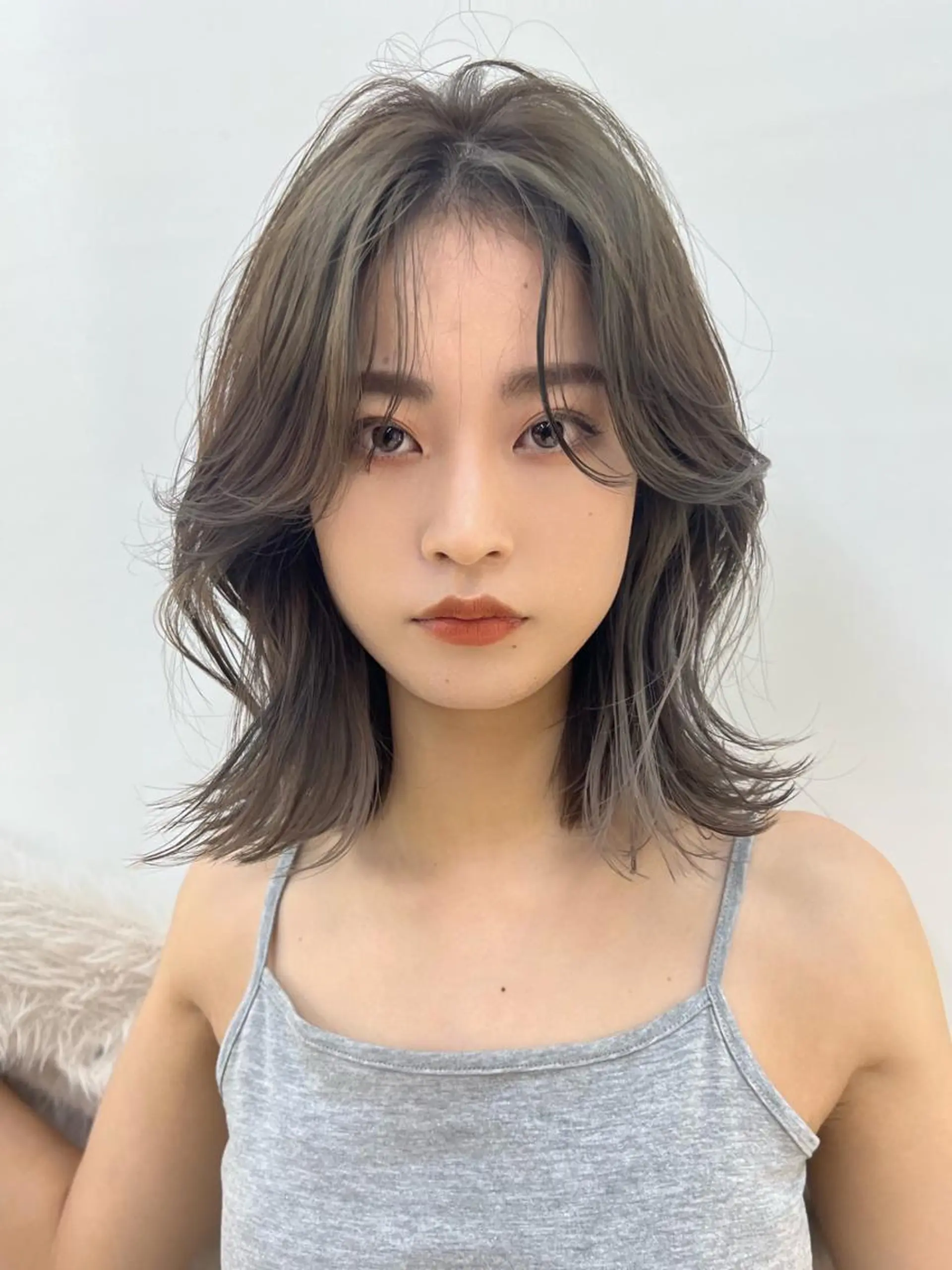 ミディアム カラー ミストバング グレージュ ボブ くびれヘア 斜めバング カット ヘアカラー トリートメント ニュアンスレイヤー ハイトーンカラーのヘアスタイル