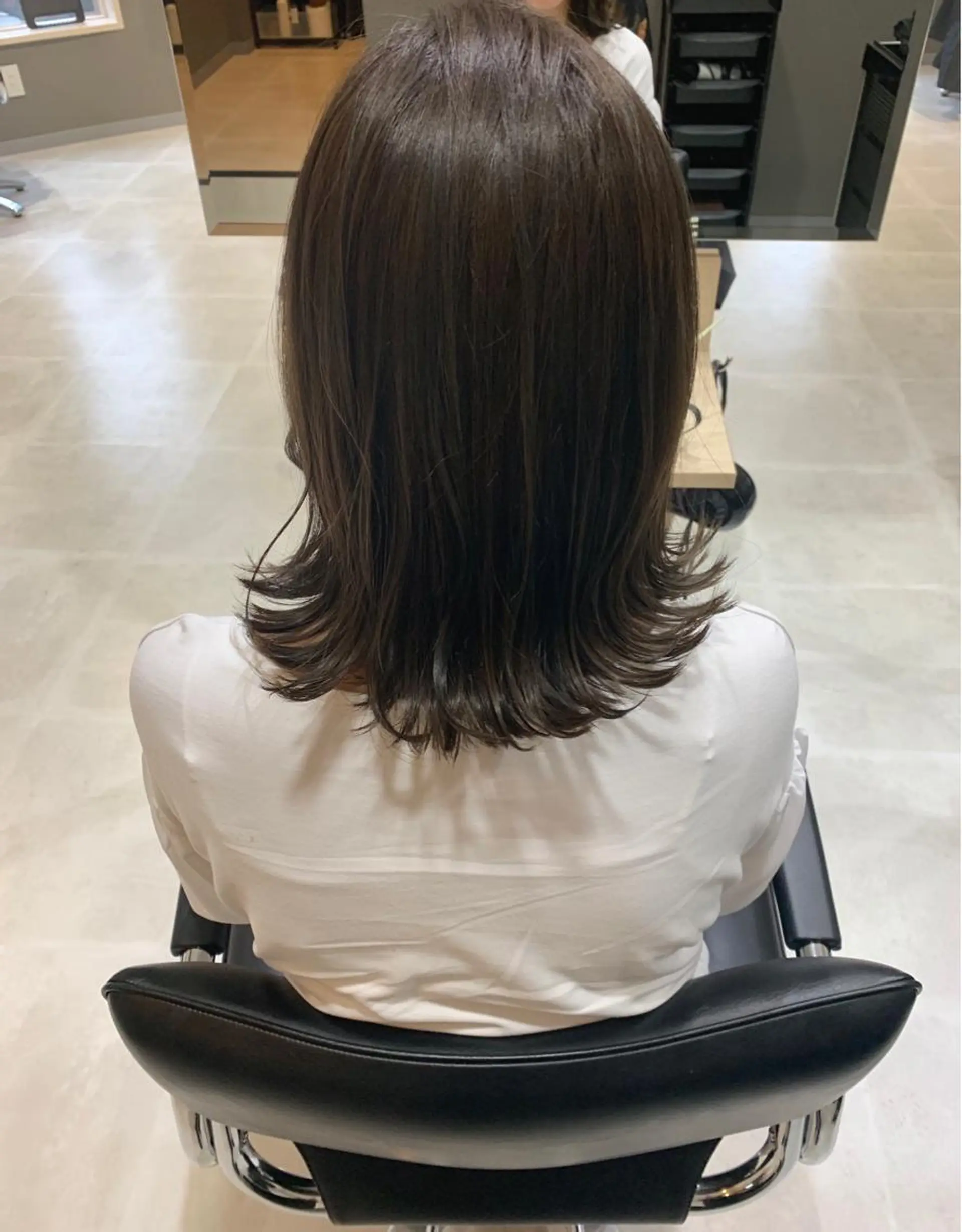 ミディアム アッシュ アッシュブラウン Eleanor 立川北口のヘアスタイル
