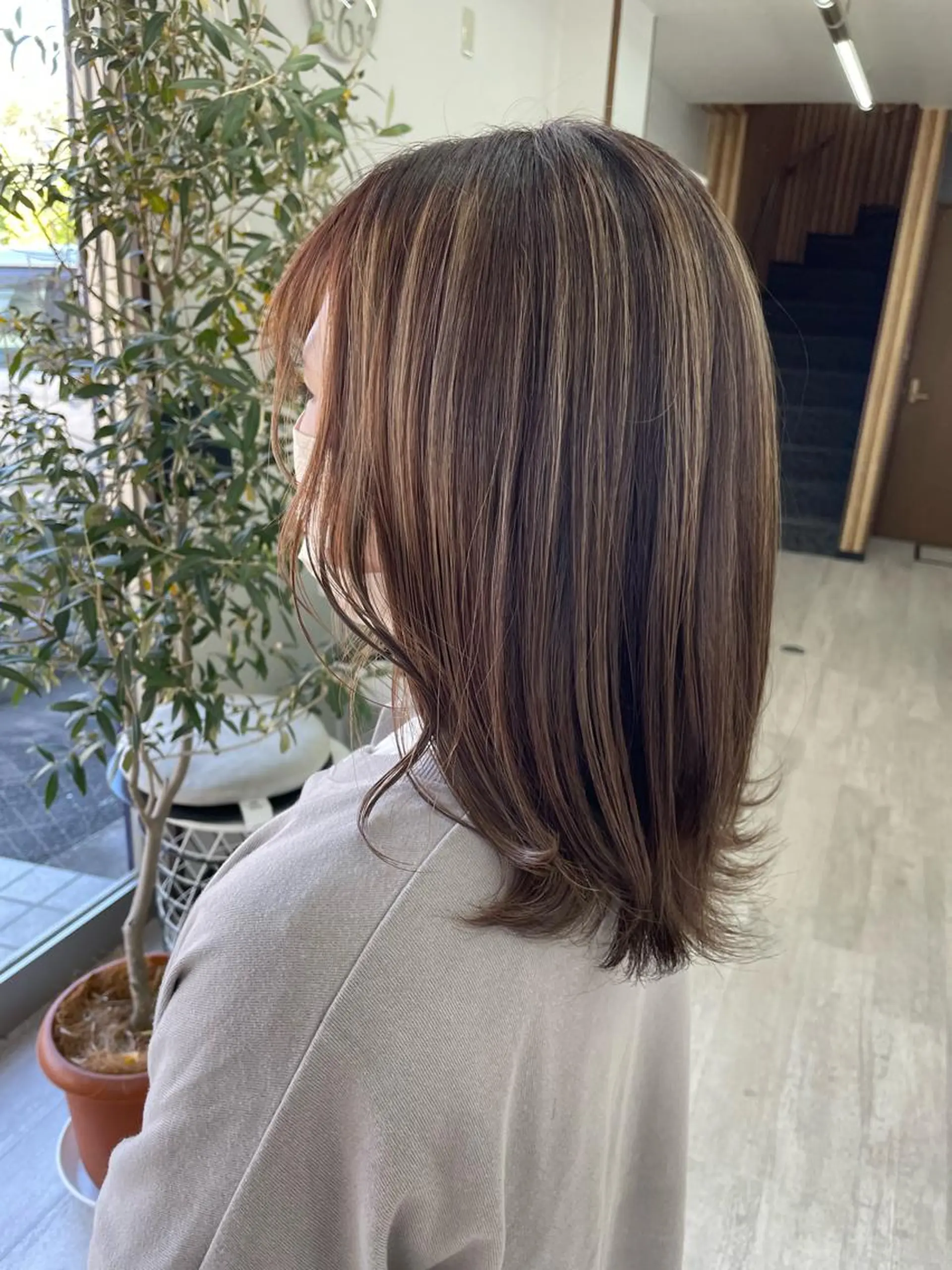 ミディアム カラー ハイライトカラー ハイライト オノ アカネのヘアスタイル
