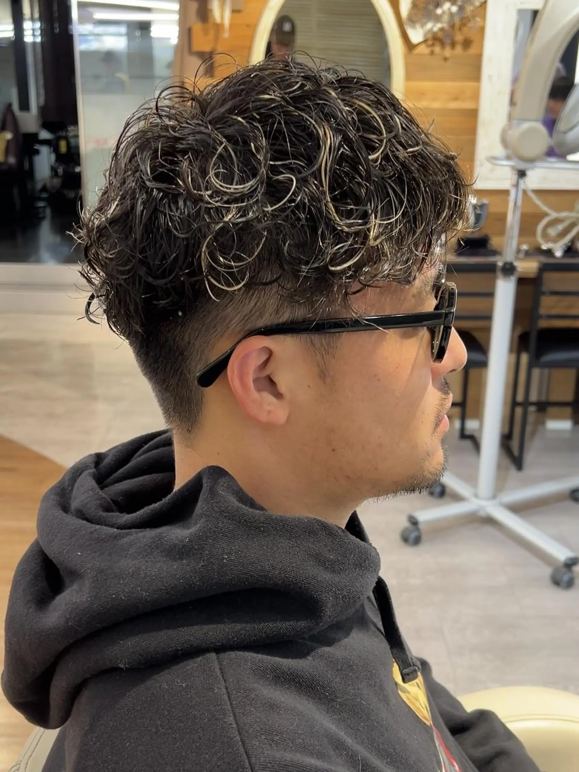 ショート メンズ パーマ メンズハイトーン メンズパーマ スペインカール スパイキーショート ツイストスパイラルパーマ カット パーマ メンズパーマ/ メンズカット/タクヤのヘアスタイル