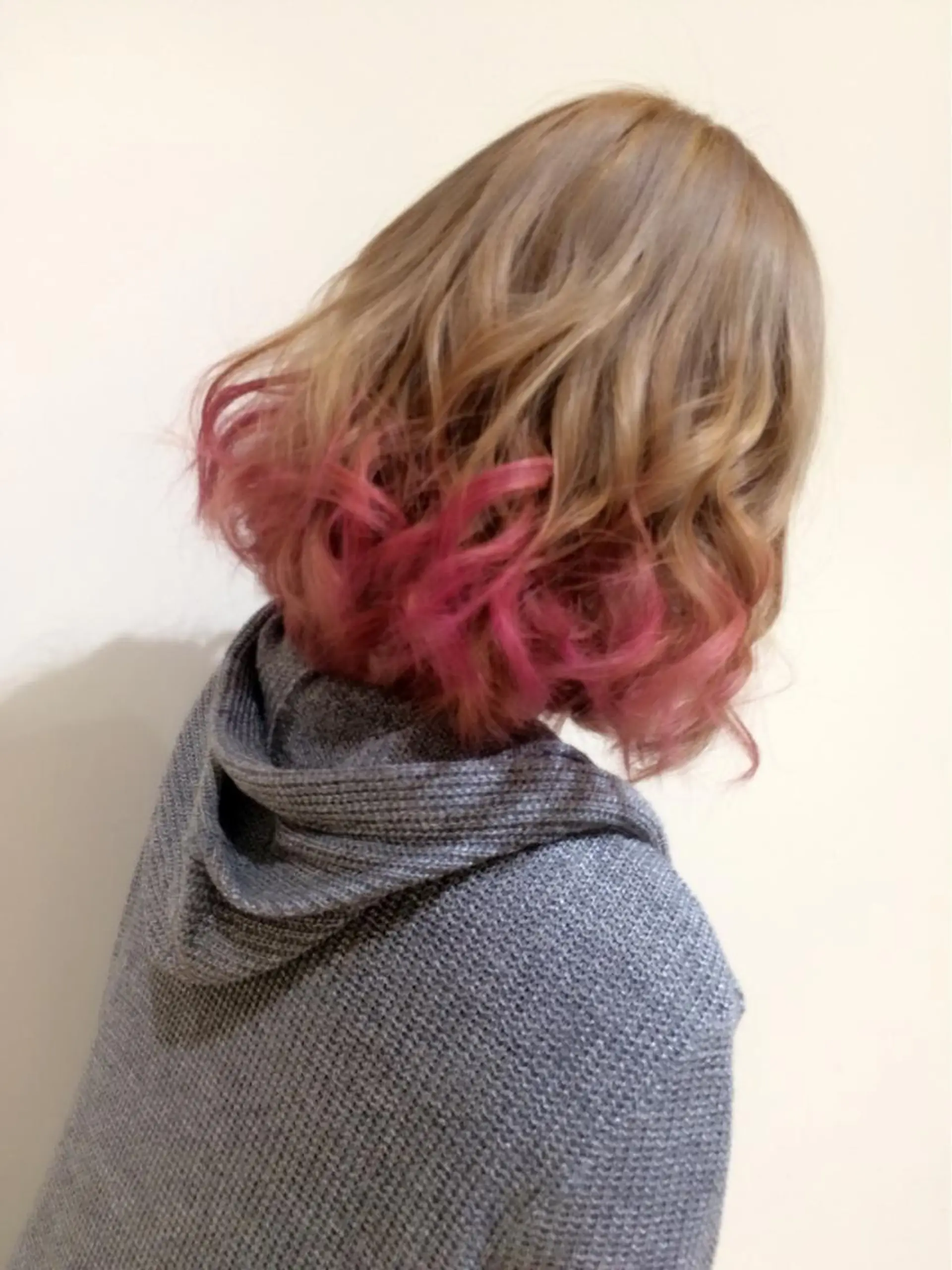 ミディアム カラー アッシュ グラデーションカラー ピンクカラー 佐々木 好乃のヘアスタイル