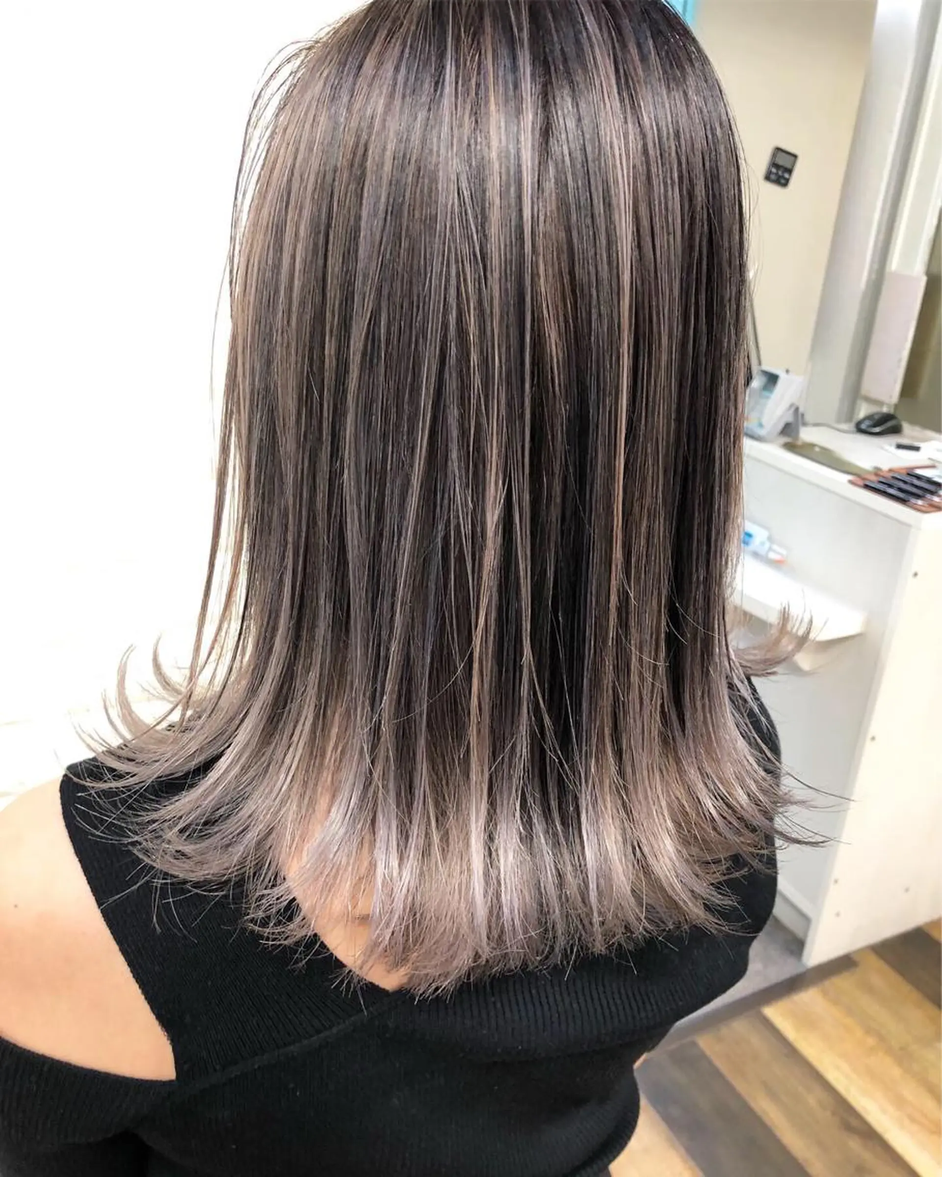 ミディアム カラー バレイヤージュ レイヤーカット ヘアカラー トリートメント famille所属・famille ファミーユのヘアスタイル