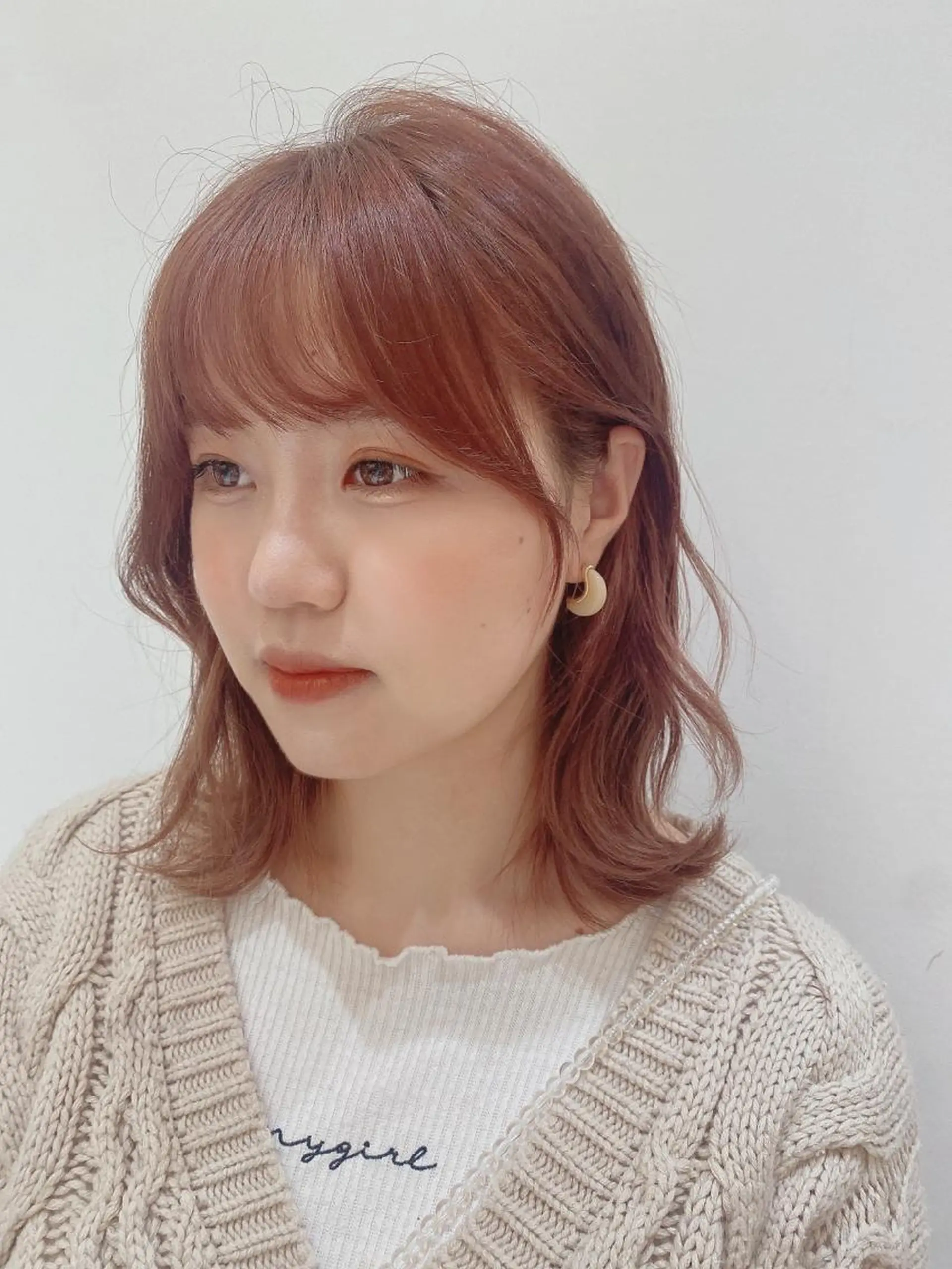 ミディアム カラー パーマ ヘアアレンジ 切りっぱなしボブ ベージュカラー ハイトーンカラー インナーカラー ピンクカラー 🌿ブリーチ/髪質 改善/🌿‬JINのヘアスタイル