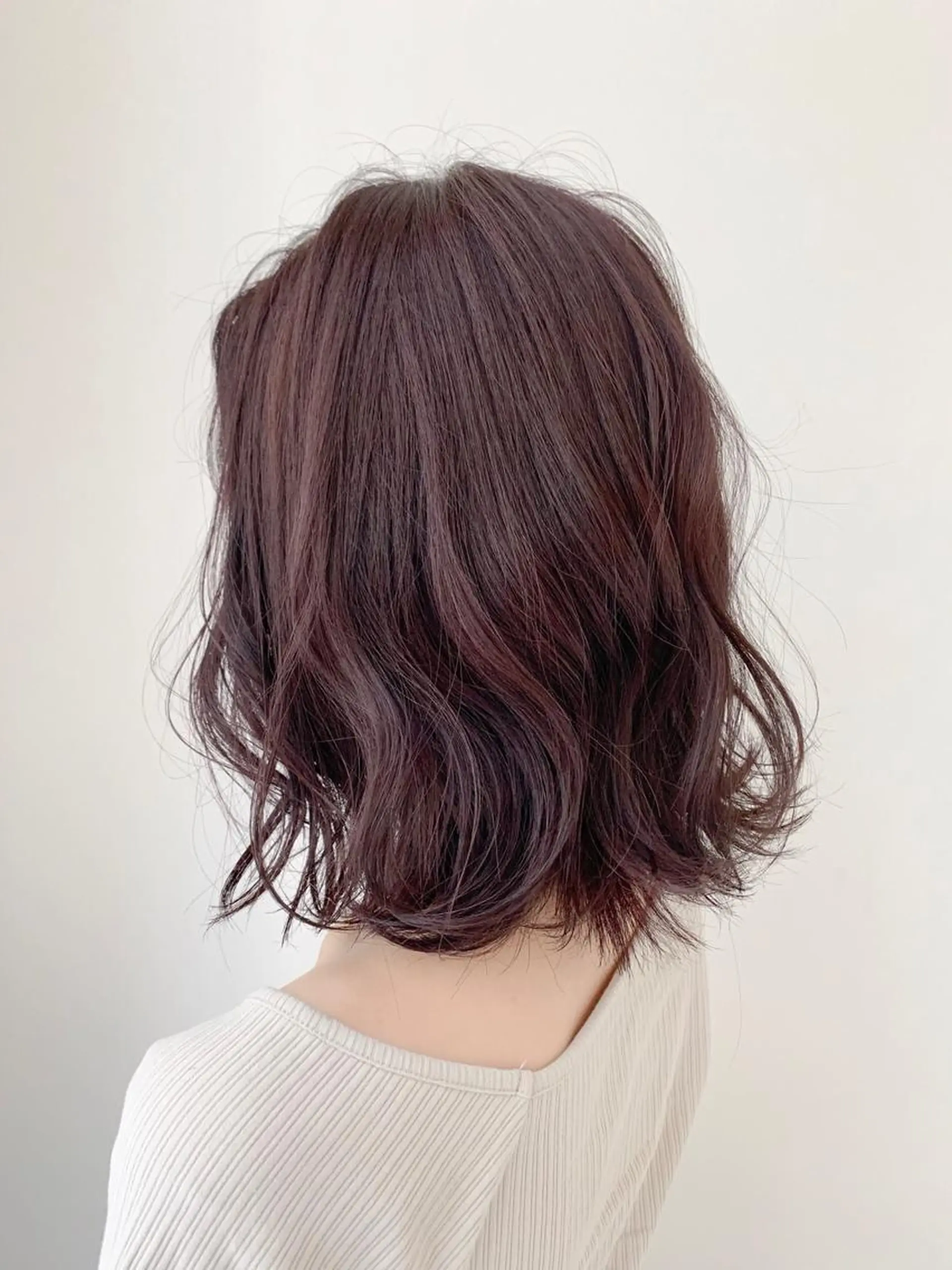 ミディアム パープルカラー トリートメント a .のヘアスタイル