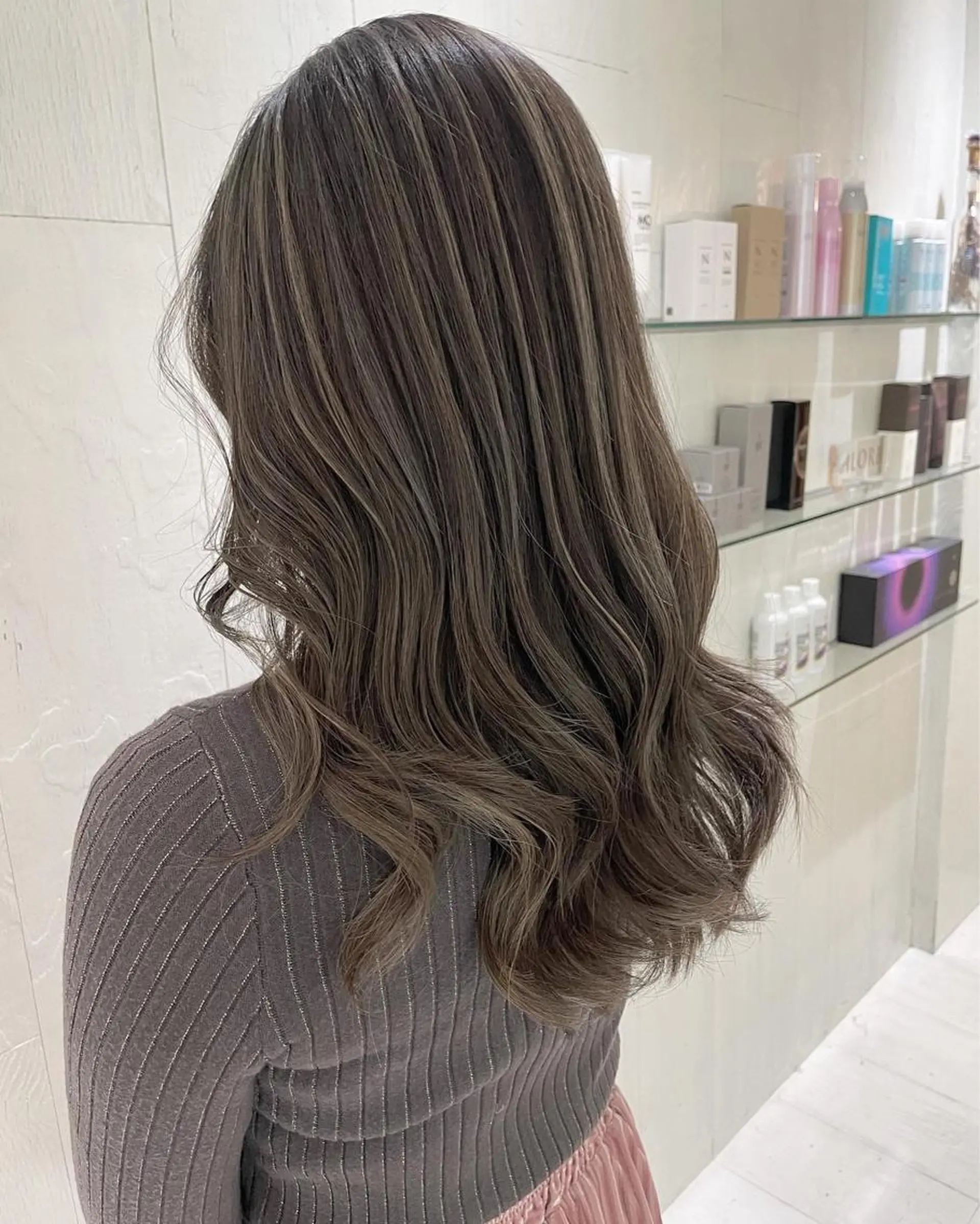 セミロング カラー アッシュ 透明感カラー ハイライトカラー オリーブグレー 外国人風カラー ヘアカラー トリートメント 河合秀明/ハイライト /インナーカラーのヘアスタイル