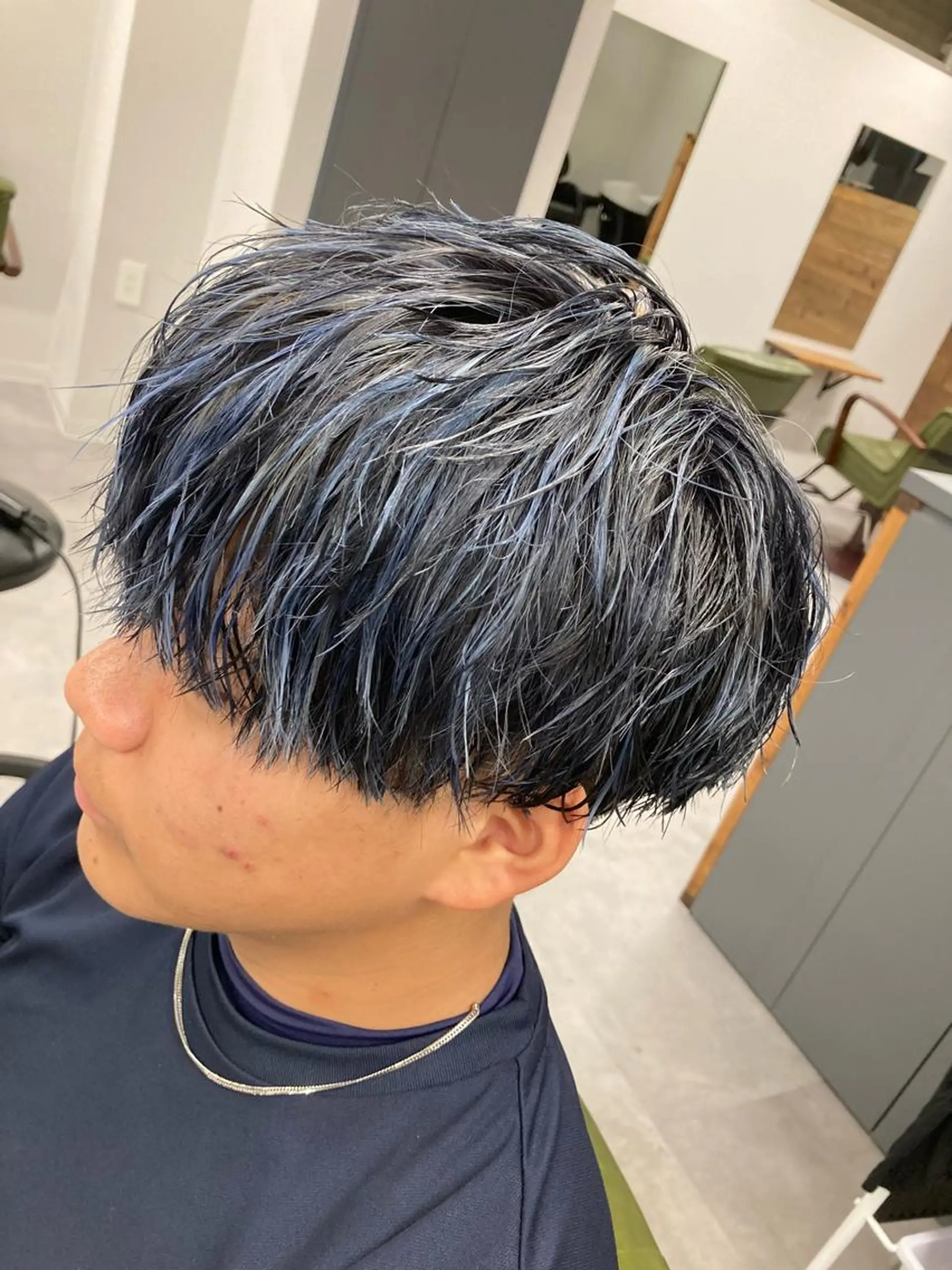 ショート カラー メンズ メンズハイライト ブルーカラー ハイライトカラー シルバー ハイライト カット ヘアカラー トリートメント SHAFT Ieiriのヘアスタイル