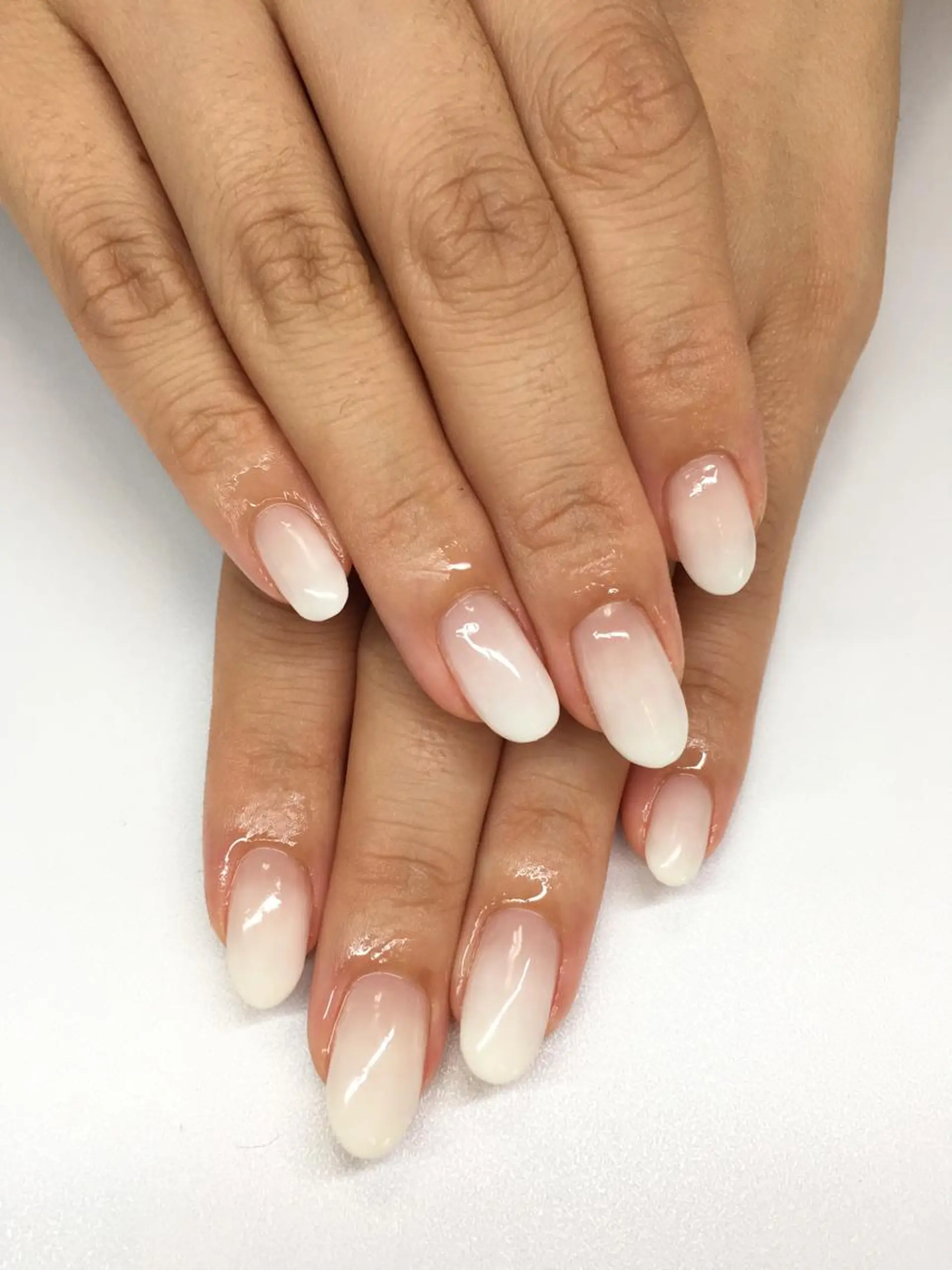 ネイル グラデーション ホワイト glow_ nailのネイルデザイン