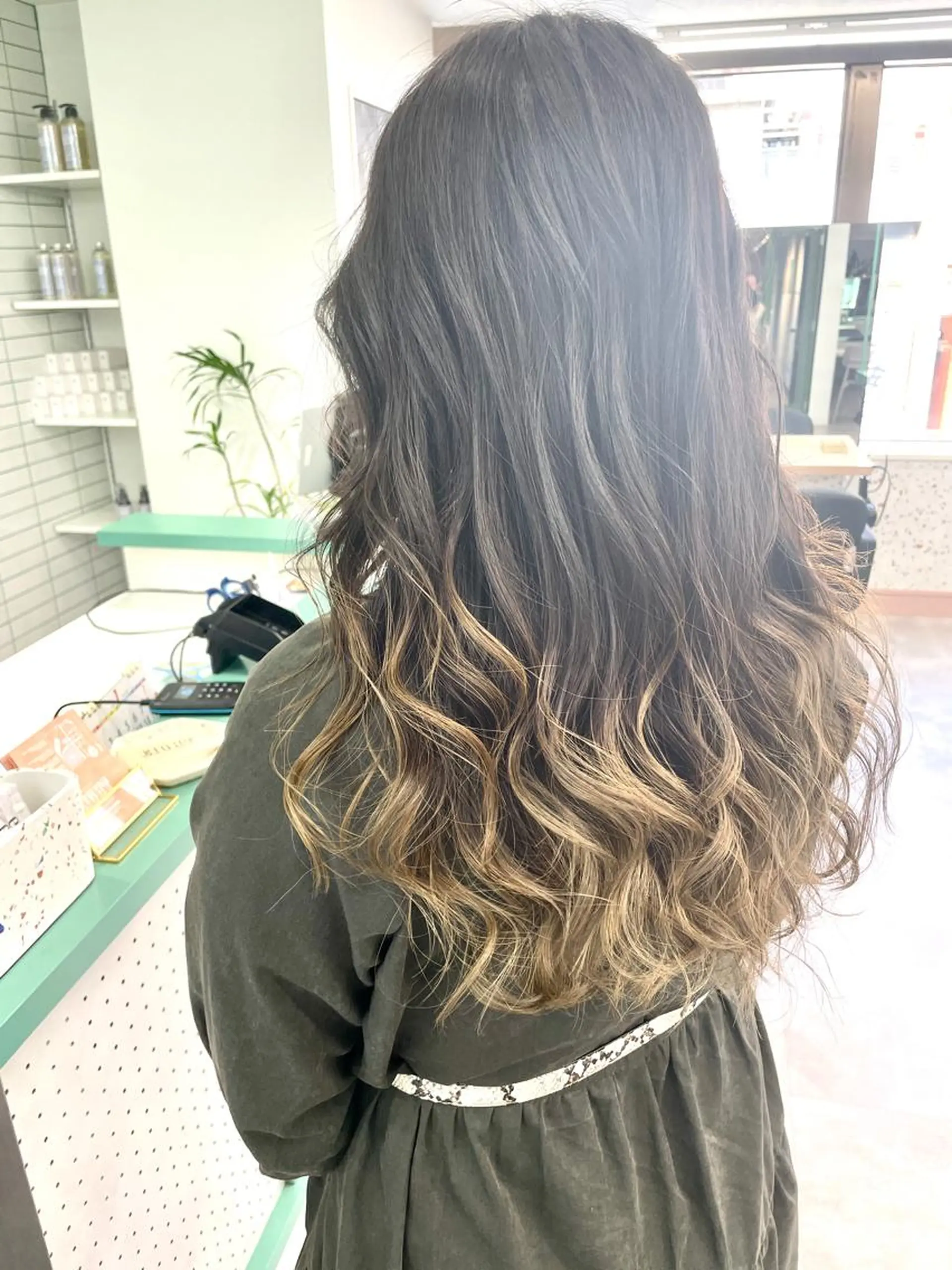 ロング カラー アッシュ ベージュカラー グラデーションカラー カット ヘアカラー トリートメント 💚透明感カラー💚 ♻️本間♻️のヘアスタイル