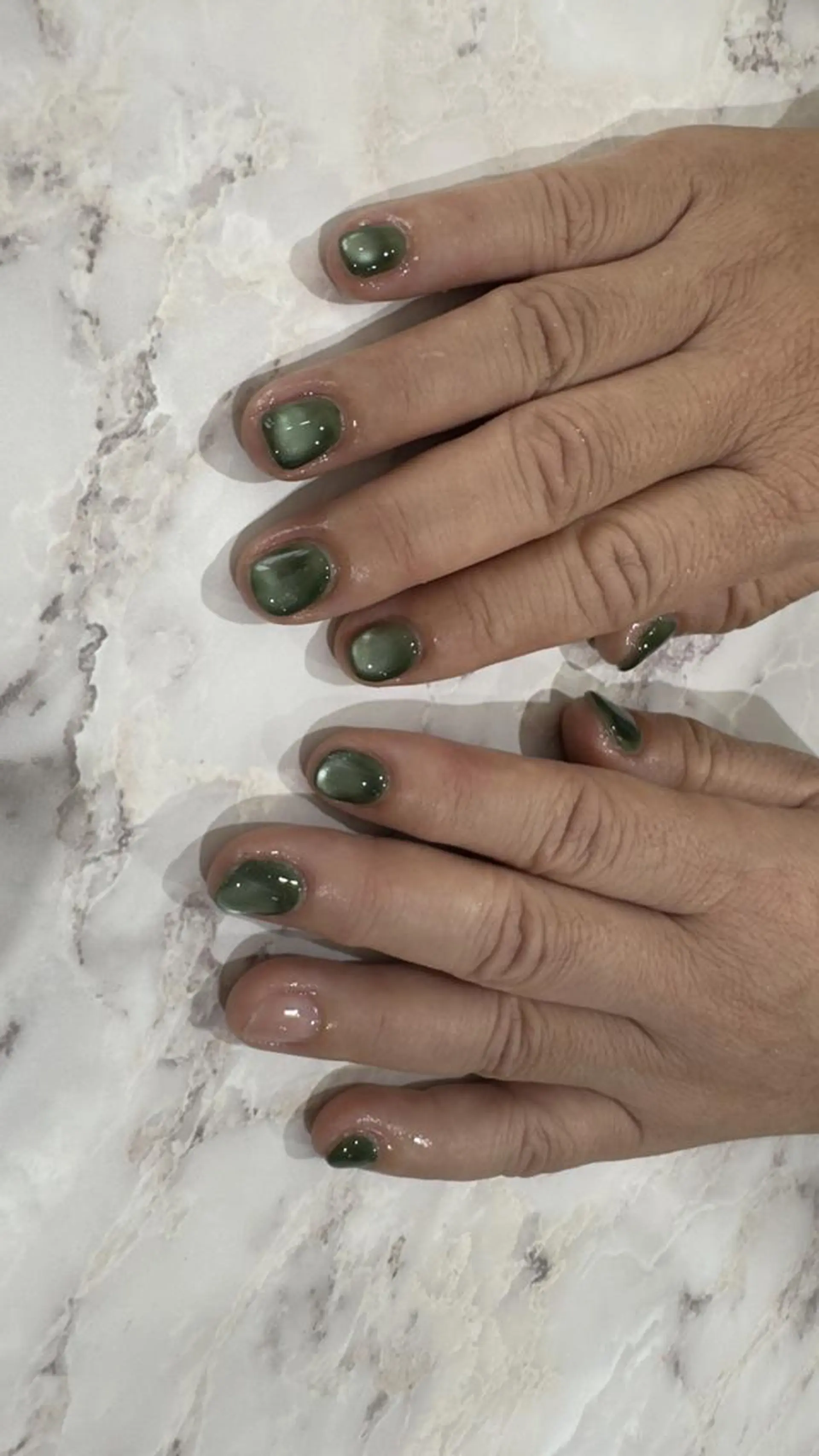 ネイル グリーン マグネットネイル マグネットワンカラー ワンカラーネイル ハンドネイル Nail Salon Lindaのネイルデザイン