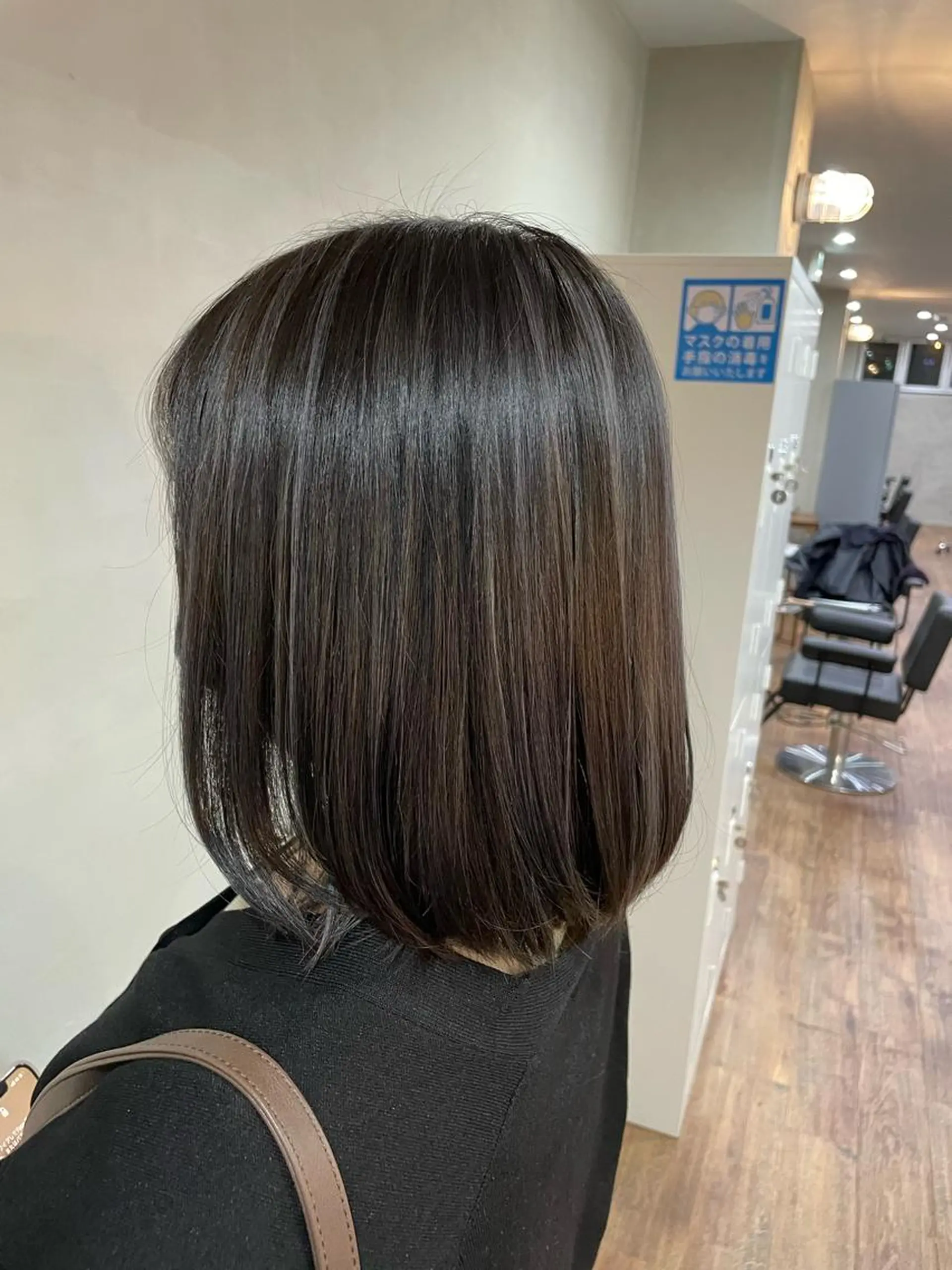 ミディアム カラー ハイライトカラー シルバー ハイライト 山本 眞白のヘアスタイル