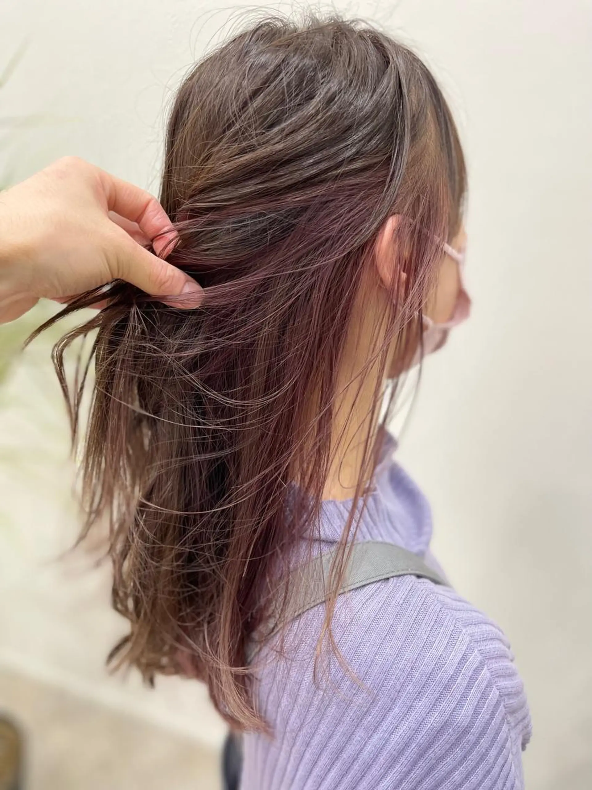 セミロング カラー ベージュカラー インナーカラー ラベンダーカラー ラベンダーベージュ ヘアカラー 広瀬 凌のヘアスタイル