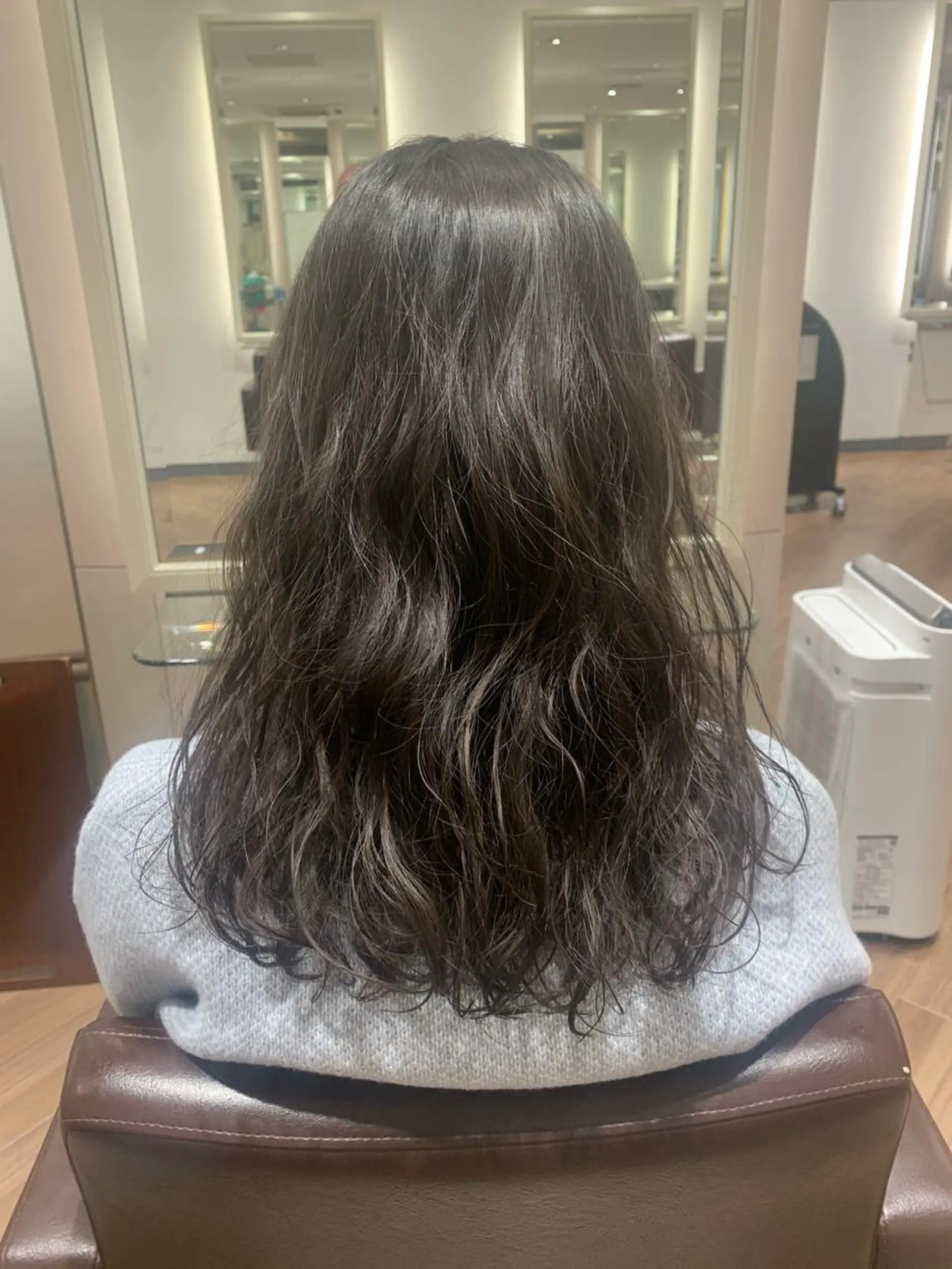セミロング パーマ ごとう さなのヘアスタイル