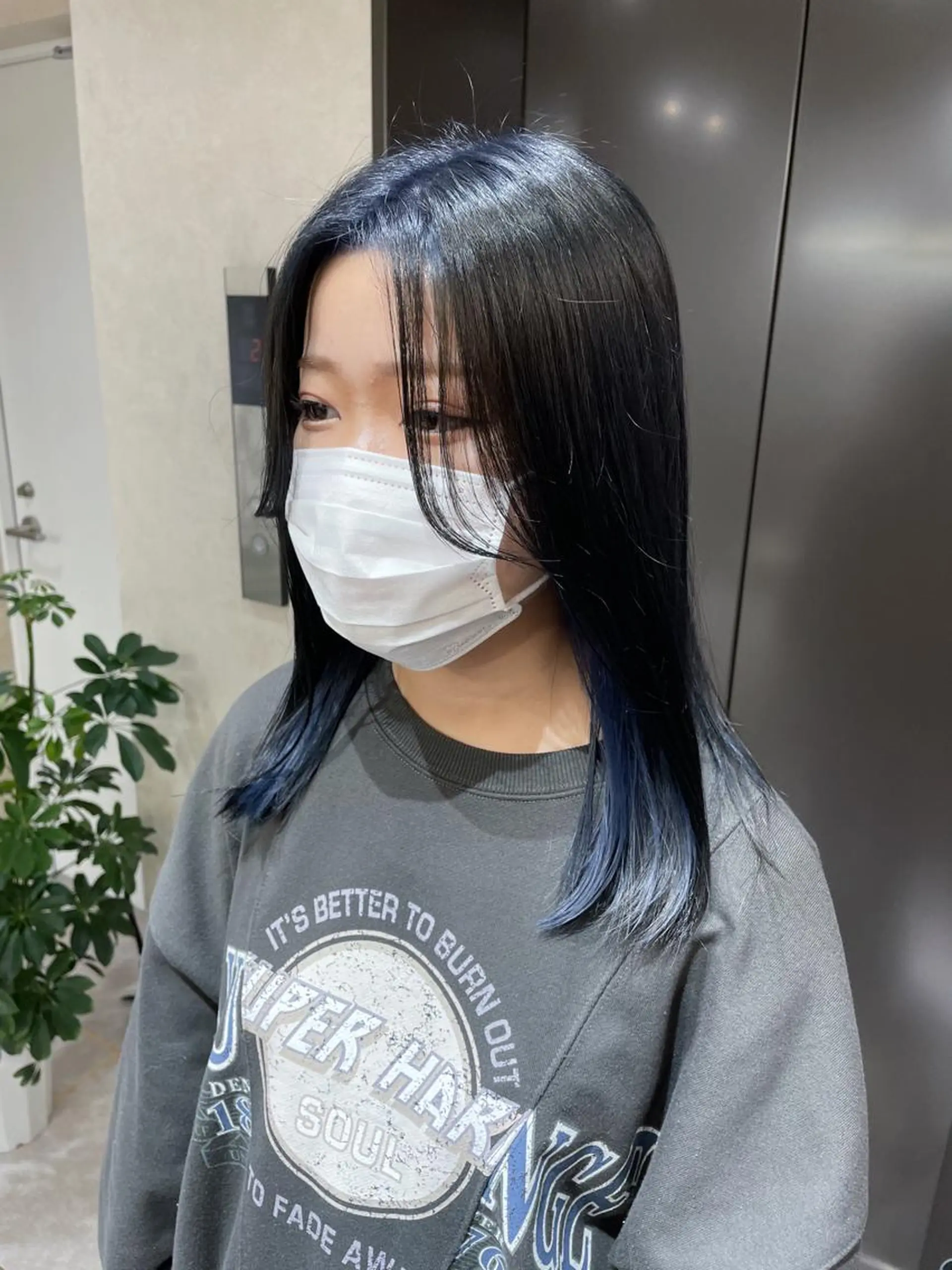 セミロング カラー アッシュ ブリーチ ブルーカラー ブルーアッシュ インナーカラー _WHITE 天神店 YUMEKA🐻のヘアスタイル