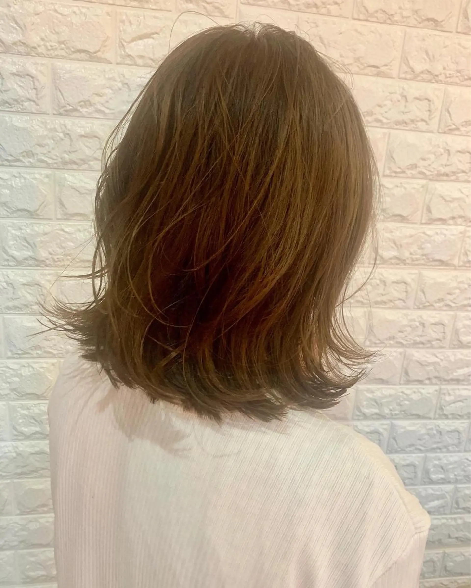 ミディアム アッシュ 外ハネヘア カット ヘアカラー トモタニ ミオのヘアスタイル