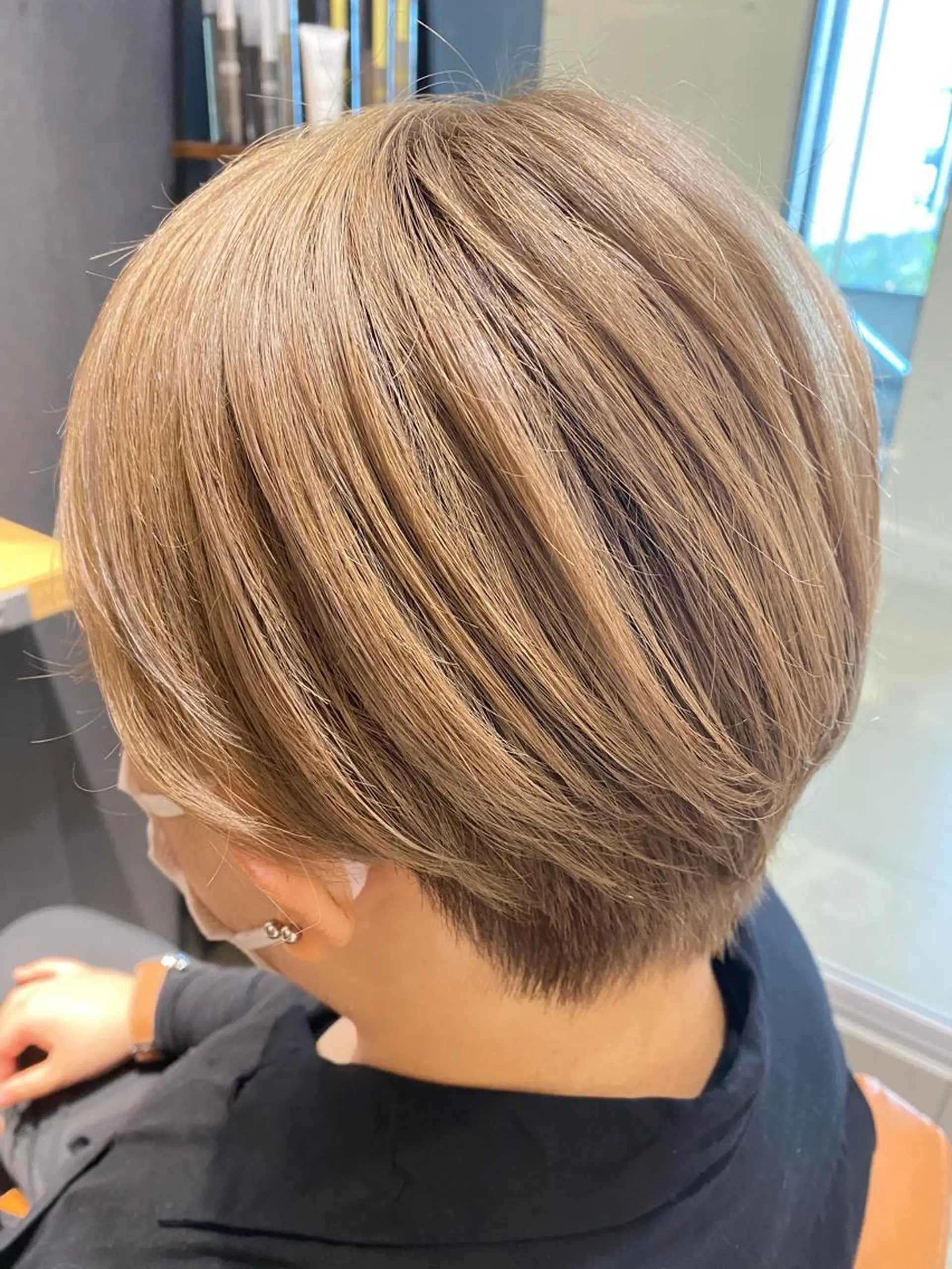ショート カラー ハイトーンカラー ショートヘア 刈り上げ ヘアカラー トリートメント 田中 アキオのヘアスタイル