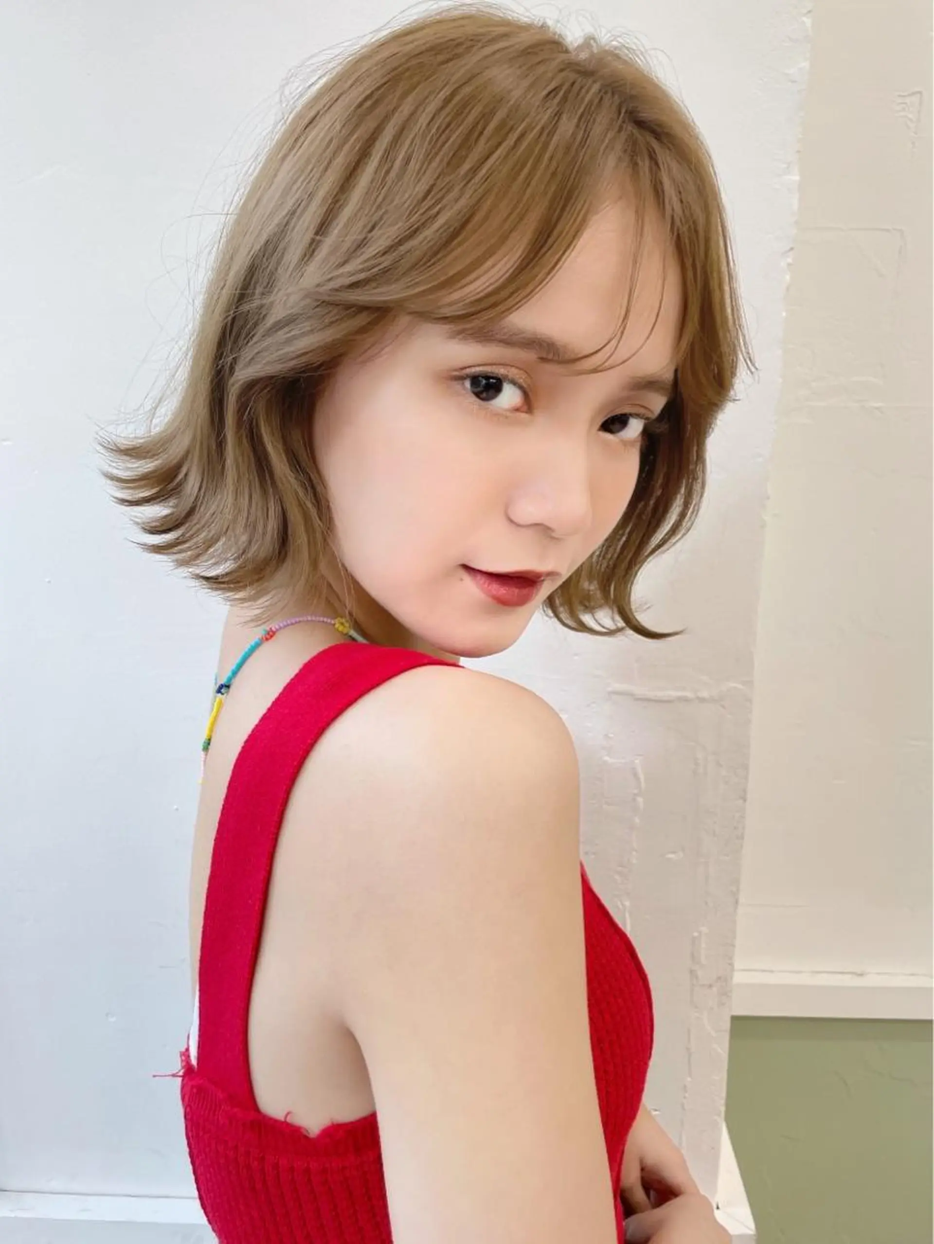 ミディアム カラー ベージュカラー ボブ ヘアカラー トリートメント chama レイヤーカットのヘアスタイル