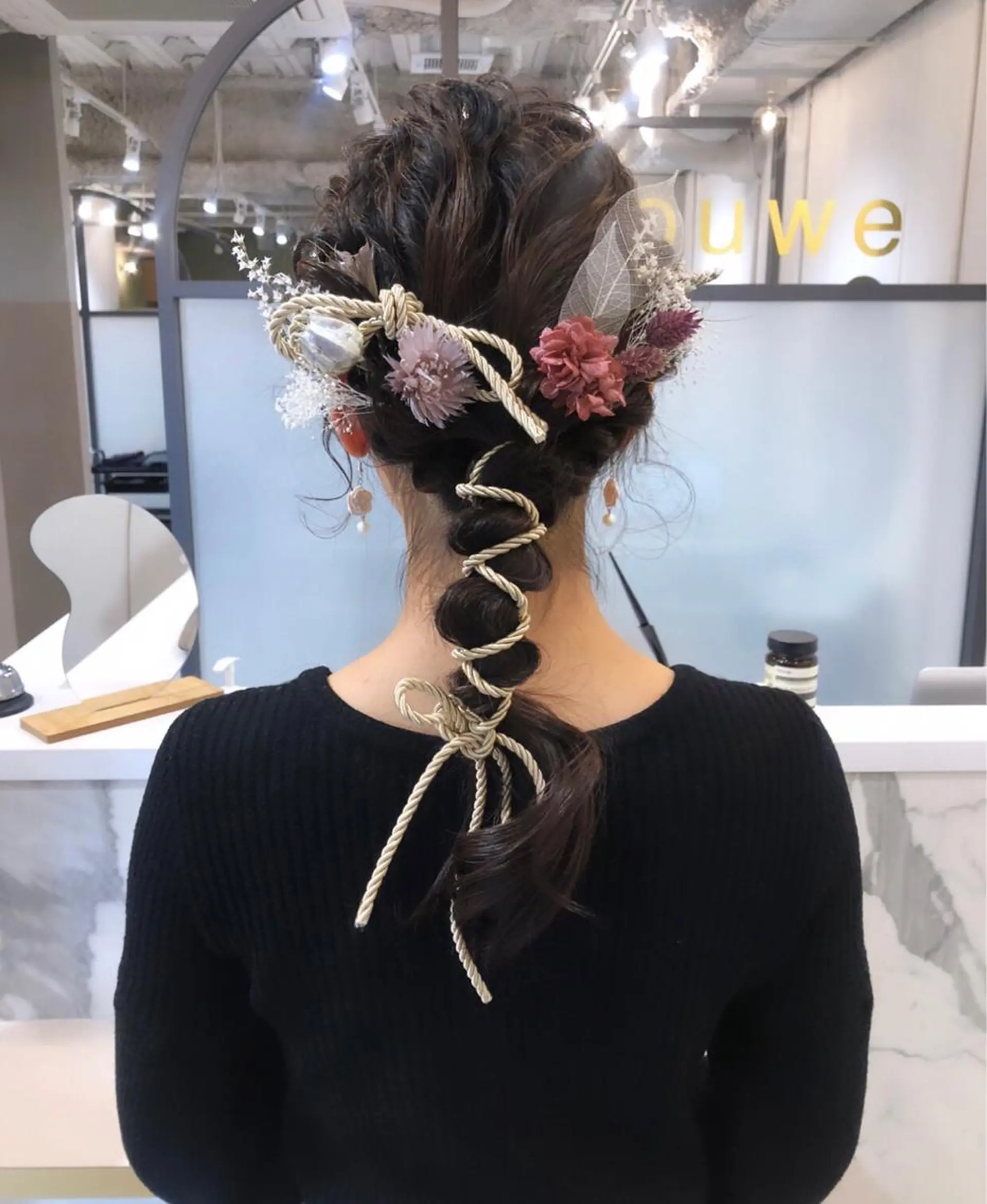 ロング カラー ヘアアレンジ 髪飾り ヘアセット 関谷 あいみのヘアスタイル
